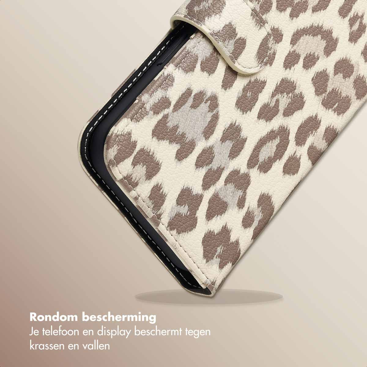 Close-up van een telefoonhoesje met een luipaardprint. De hoes is beige met bruine vlekken. Er zit een zwarte telefoon in.