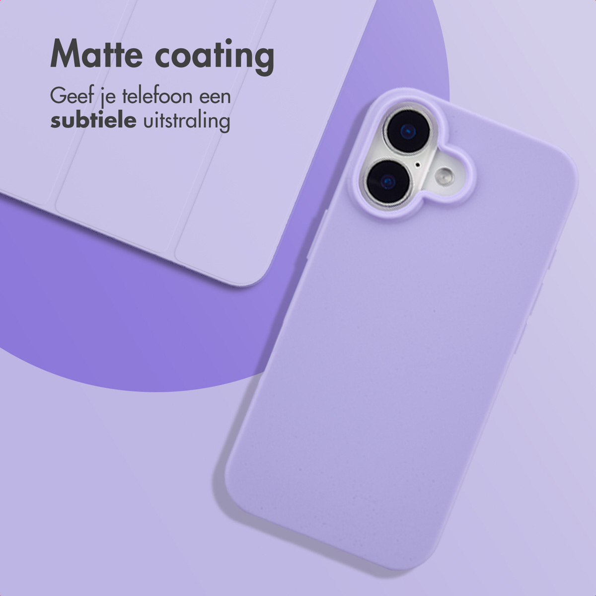 Un étui de téléphone lavande à côté d'un ordinateur portable blanc sur fond violet. Le texte dit 'Revêtement mat' et 'uitstraling subtil'.