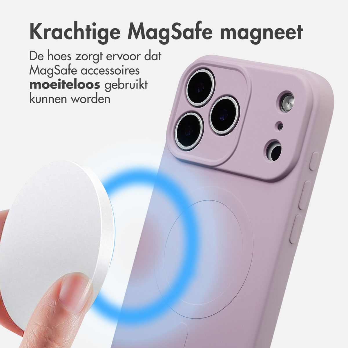 Een hand houdt een witte, cirkelvormige MagSafe-oplader in de buurt van een paarse telefoonhoes. Een blauw magnetisch veld wordt getoond. Tekst is in het Nederlands.