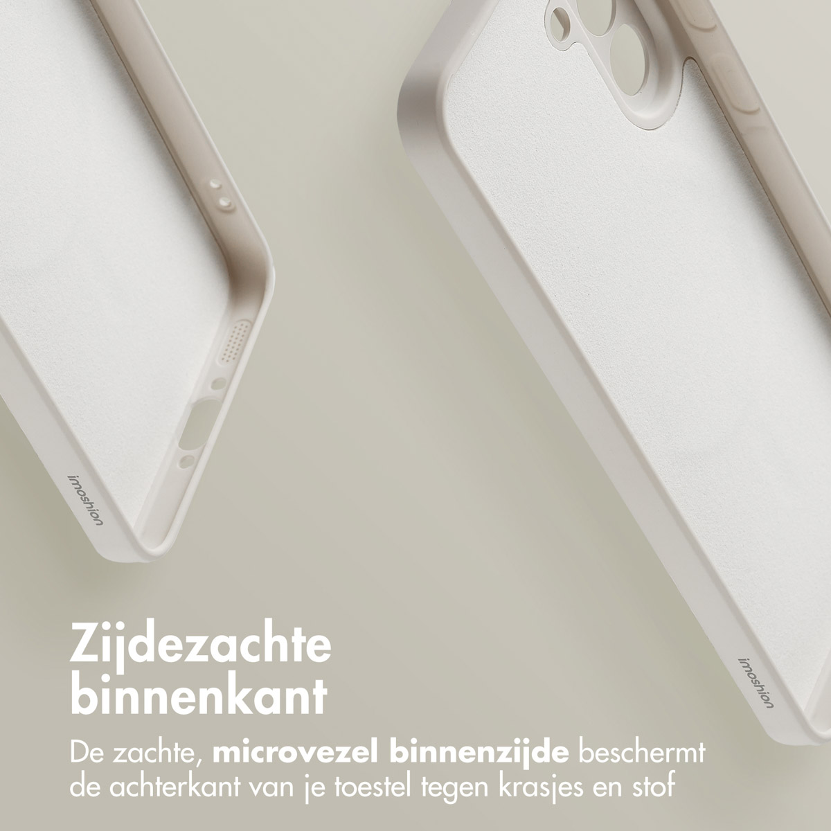 Twee off-white telefoonhoesjes. De linker toont poorten. De rechter heeft camera-uitsparingen. Beide zijn getextureerd en tegen een beige achtergrond.