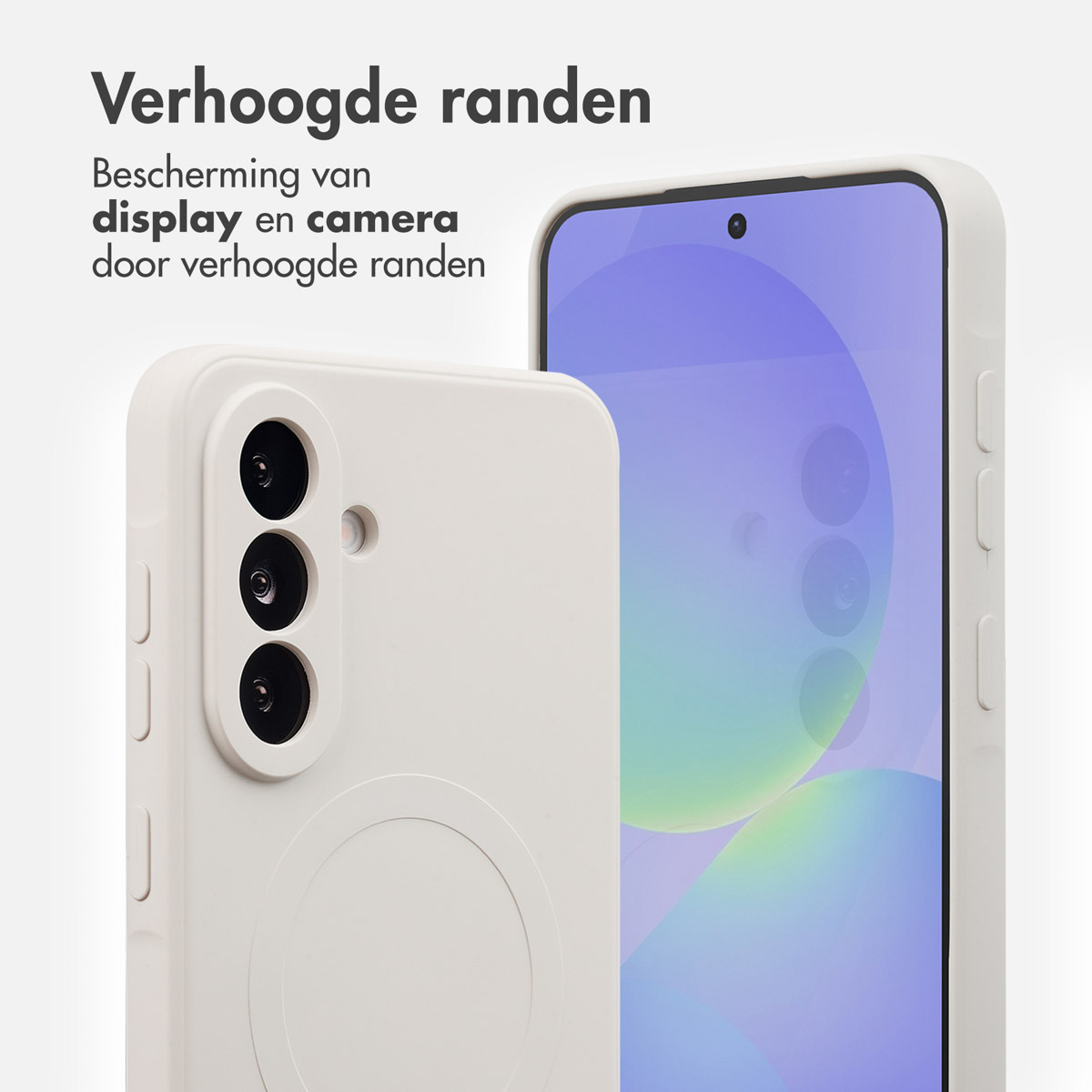 Twee witte telefoonhoesjes met telefoons erin. Eén toont de achterkant met camera's, de andere het scherm met een lichtblauwe achtergrond.