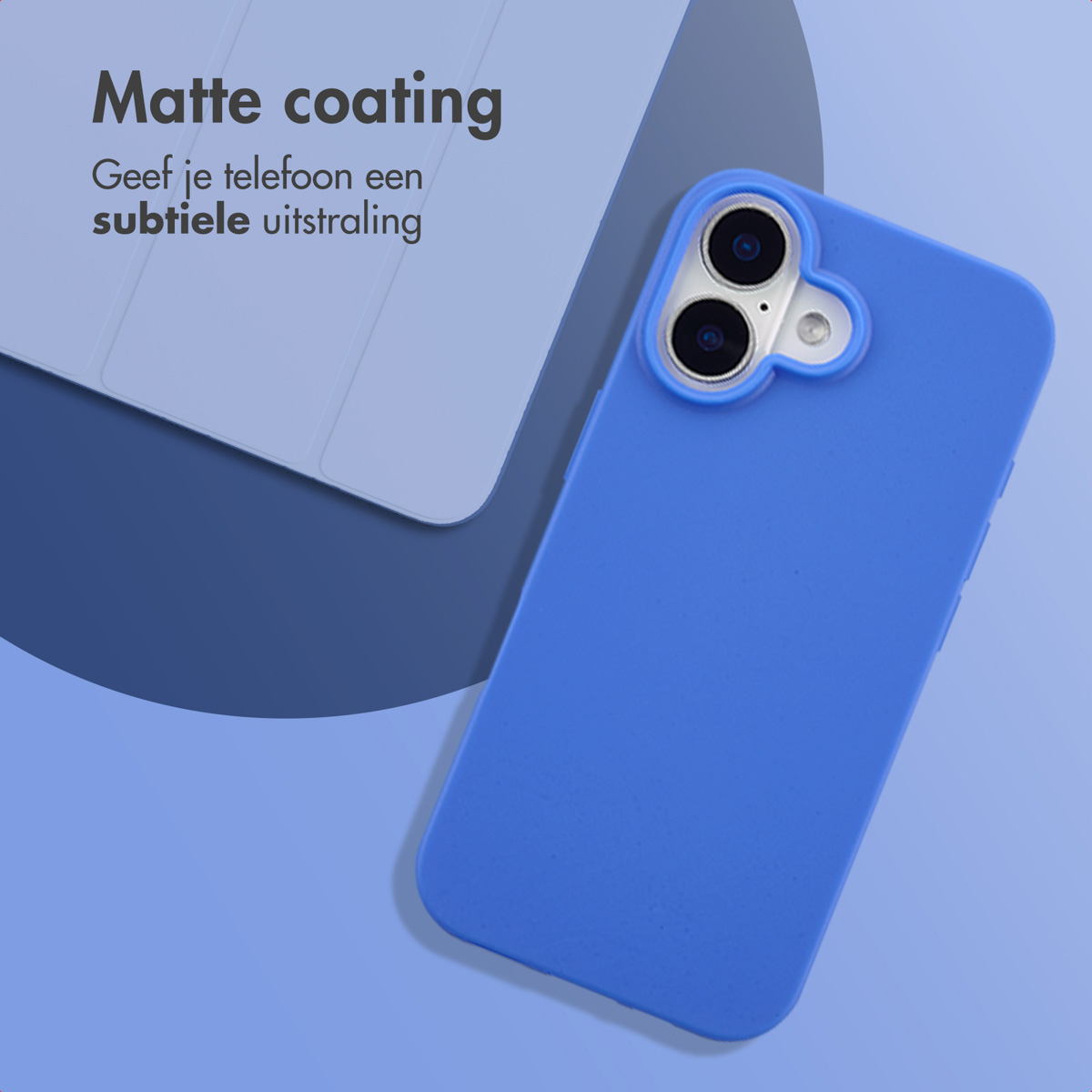 Een blauwe telefoonhoes met matte afwerking wordt weergegeven, met een lichtgrijze laptop op de achtergrond. Tekst overlay: 'Matte coating'.