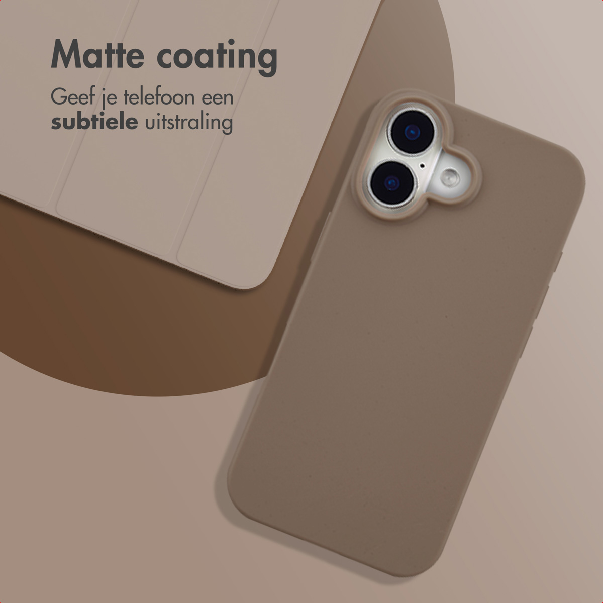 Een telefoonhoesje en een telefoon worden getoond. Het hoesje staat rechts. De achtergrond is licht- en donkerbruin.