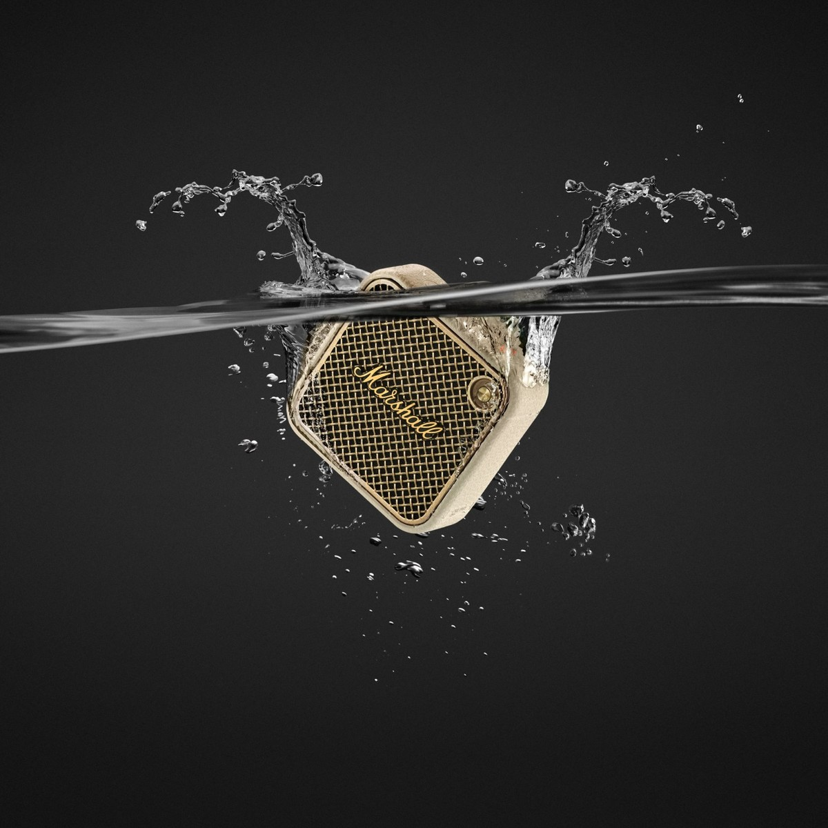 Un altoparlante Marshall immerso nell'acqua, che crea schizzi. L'altoparlante è beige e oro, con sfondo nero.