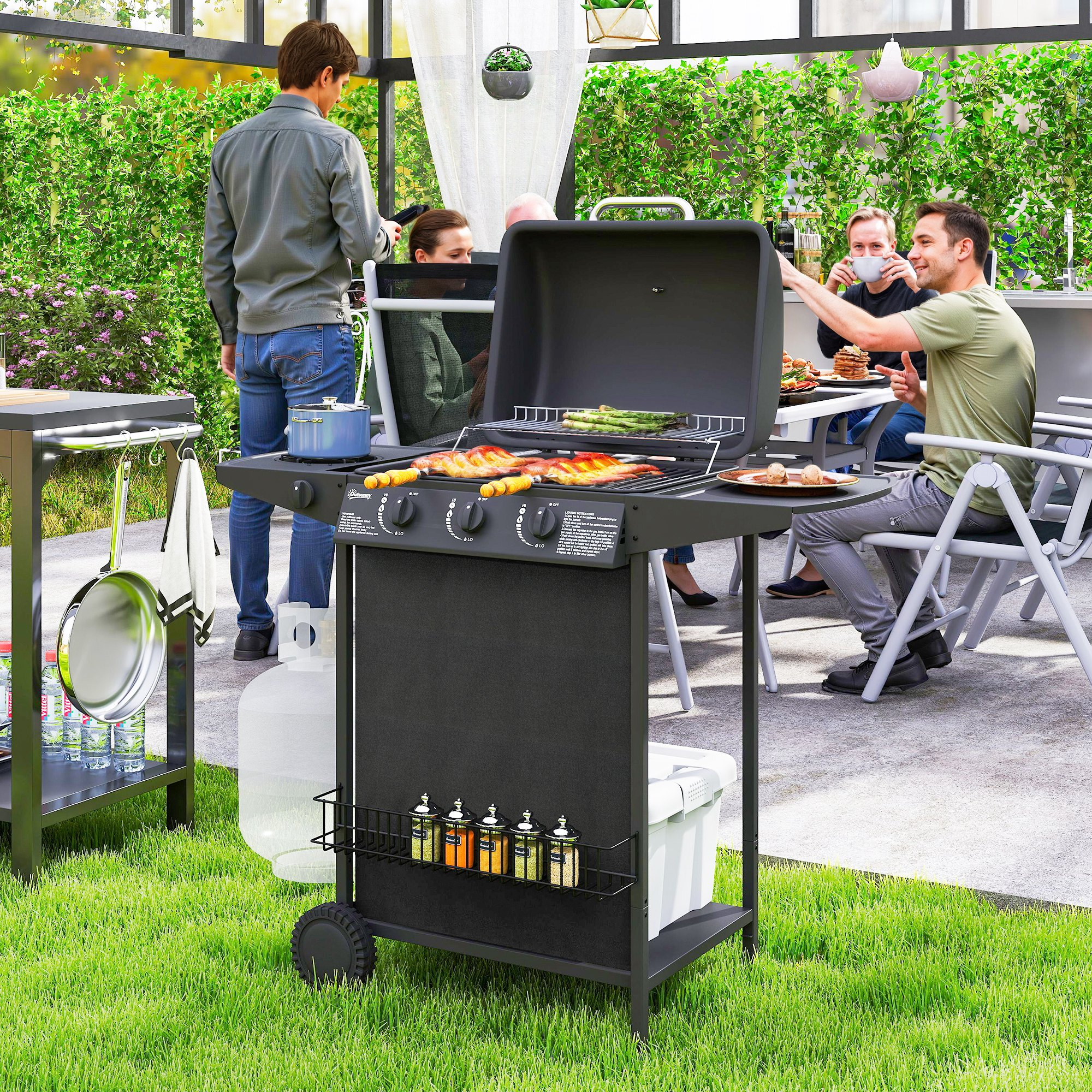 Un barbecue party con persone. Un grill con cibo in primo piano. Le persone mangiano e bevono.