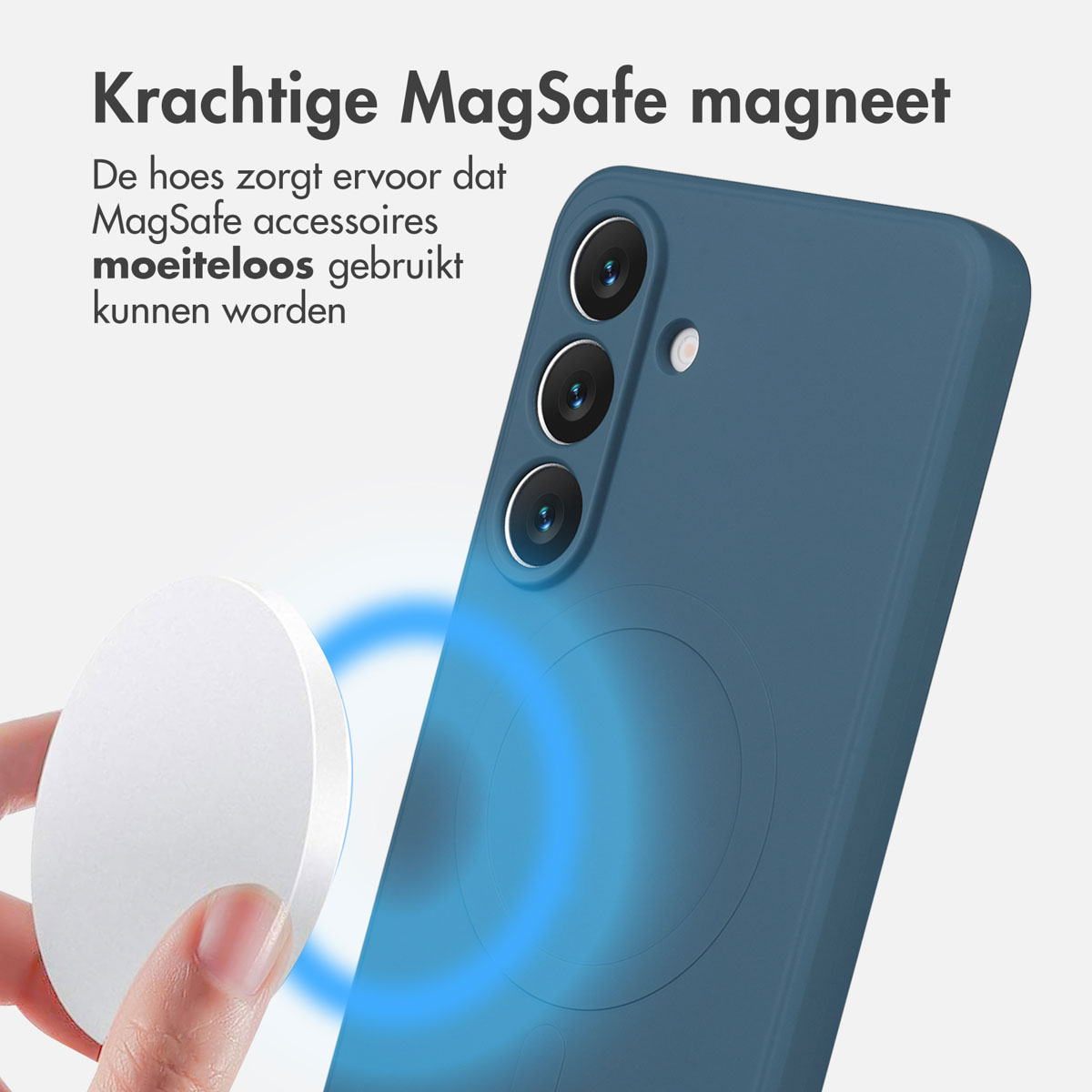 Een telefoonhoesje en een wit rond accessoire worden getoond. De hoes is blauw en het accessoire wordt door een hand vastgehouden. Tekst staat bovenaan.