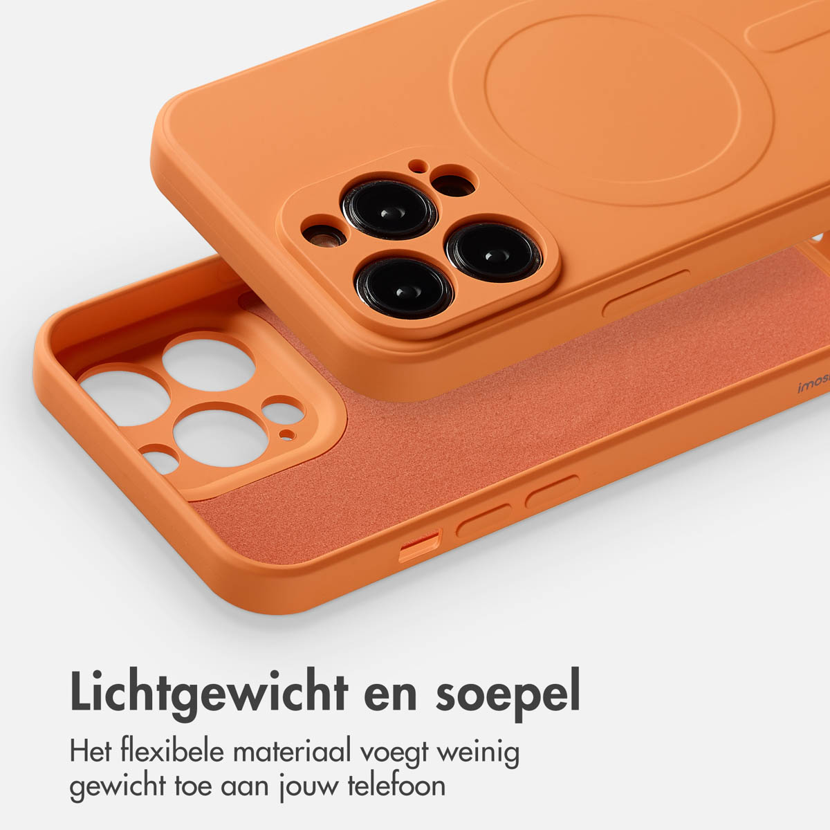 Oranje telefoonhoesje met camera-uitsparing. De hoes is open, onthult de binnenkant. De tekst hieronder zegt lichtgewicht en flexibel.