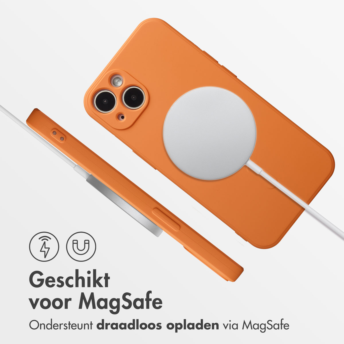 Oranje telefoonhoesje en bijpassende accessoires, met een witte MagSafe-oplader. Tekst geeft MagSafe-compatibiliteit en draadloos opladen aan.