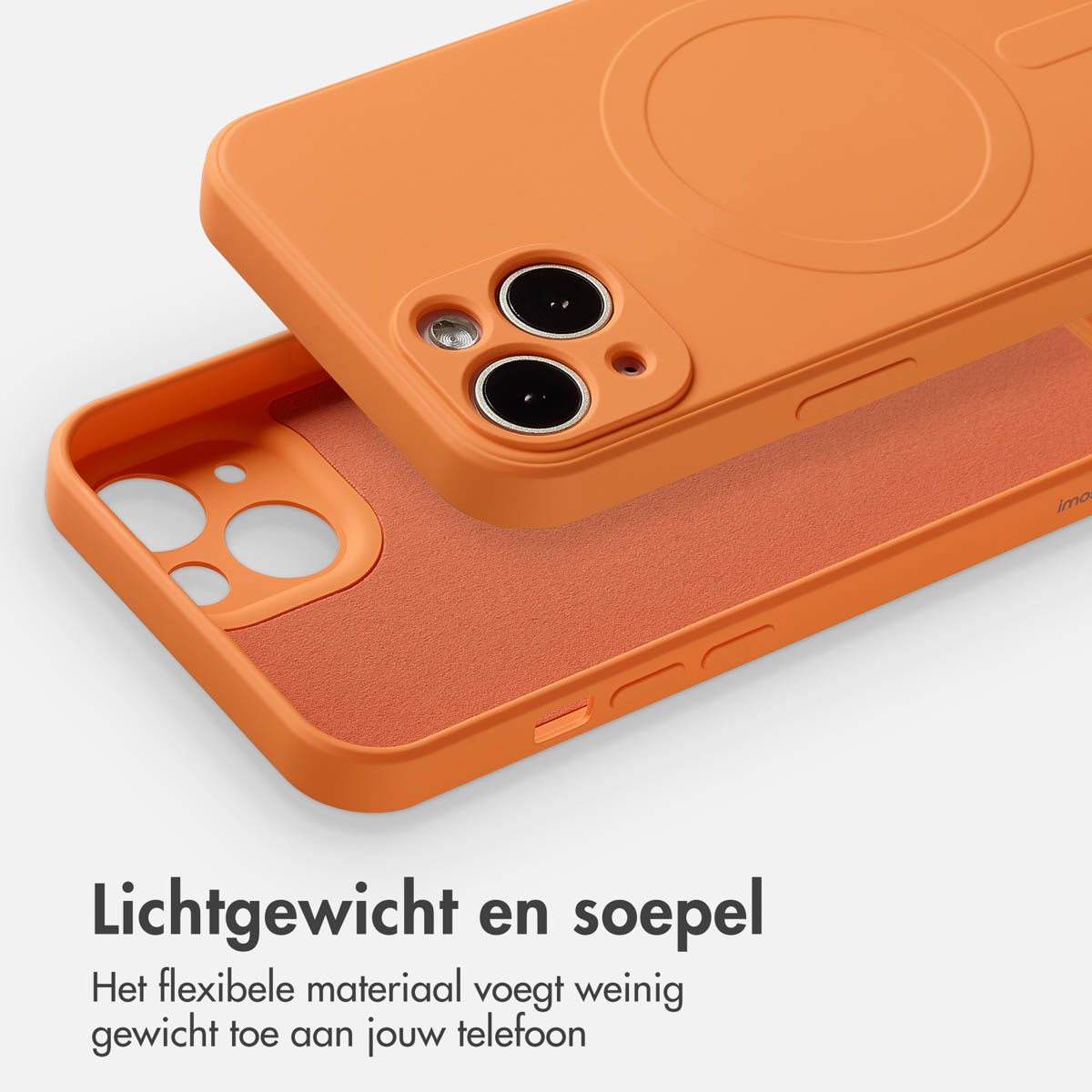 Oranje telefoonhoesje, opengeklapt om de binnenkant te onthullen, op een wit oppervlak. Tekst hieronder luidt: Lichtgewicht en flexibel.