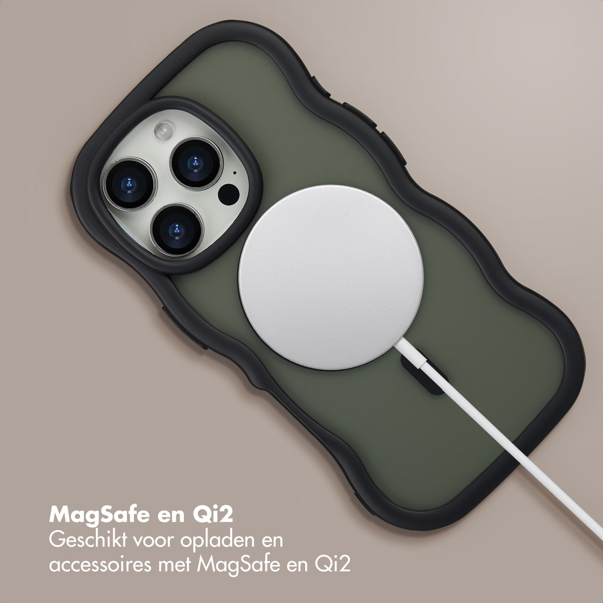 Un iPhone dans une coque verte avec un chargeur MagSafe. Le téléphone a trois caméras. Le texte en bas mentionne MagSafe et Qi2.