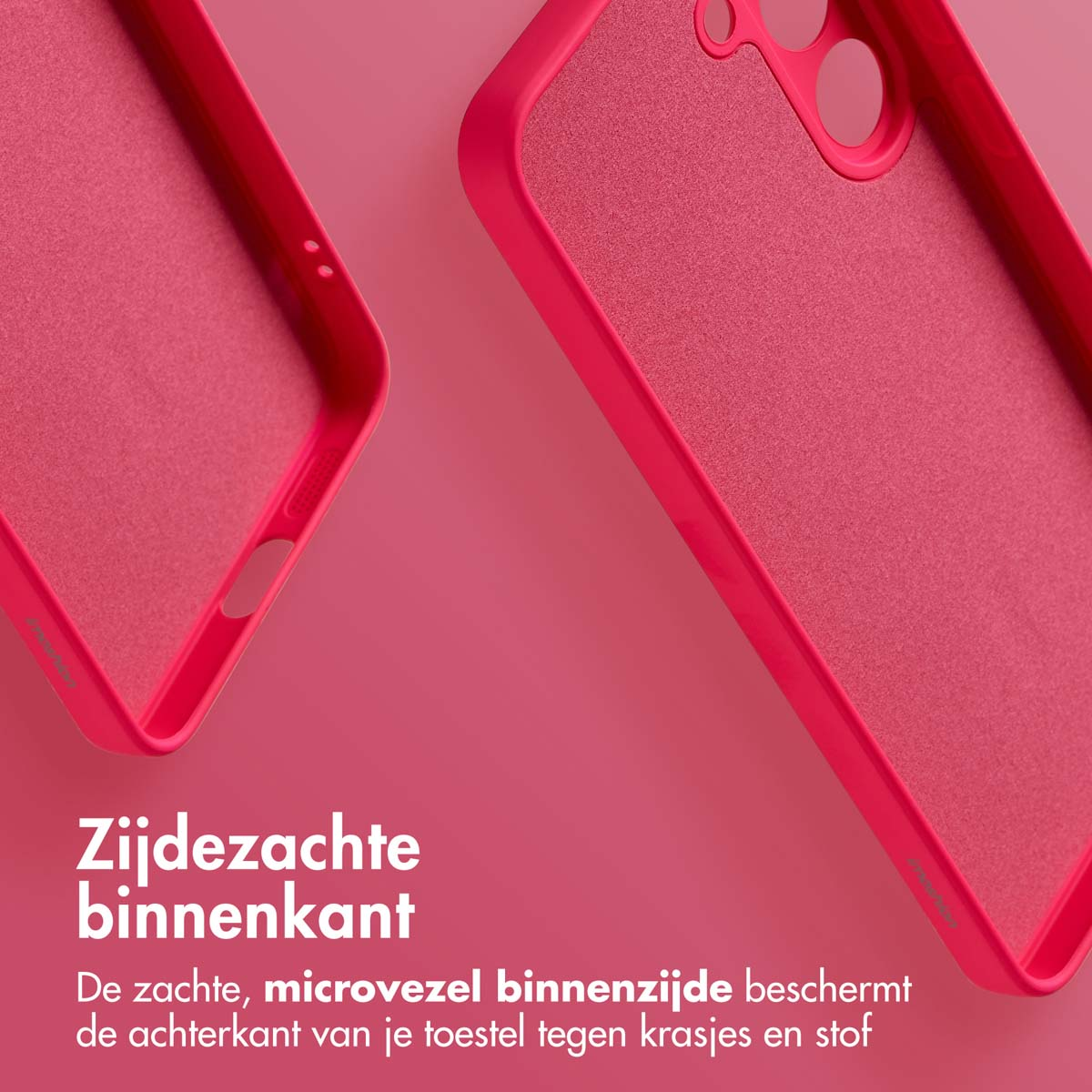 Close-up van de binnenkant van een roze telefoonhoesje met een zacht microvezel oppervlak. De achtergrond is een roze verloop.