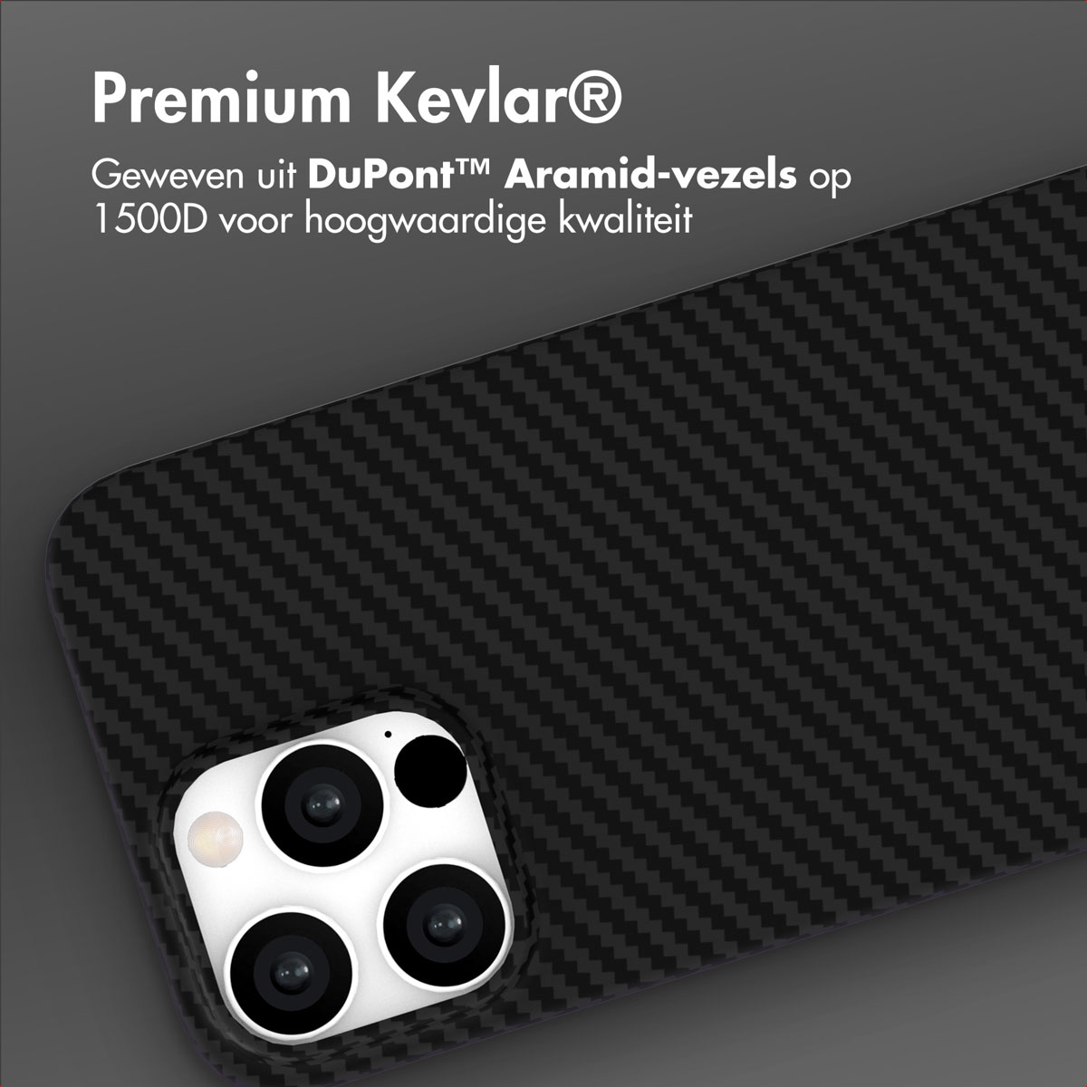 Close-up van een telefoonhoesje met een koolstofvezelpatroon. De hoes heeft een cameramodule met meerdere lenzen en een flitser.