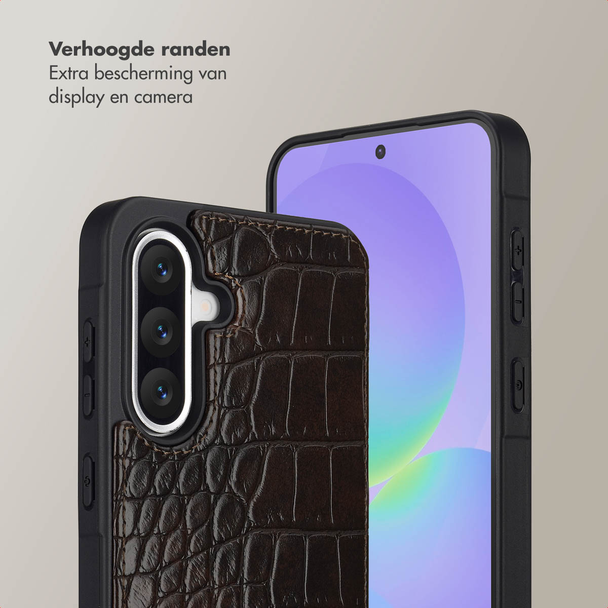 Een telefoon in een bruine hoes met krokodillenstructuur. De telefoon is zwart en toont een lichtpaars scherm.