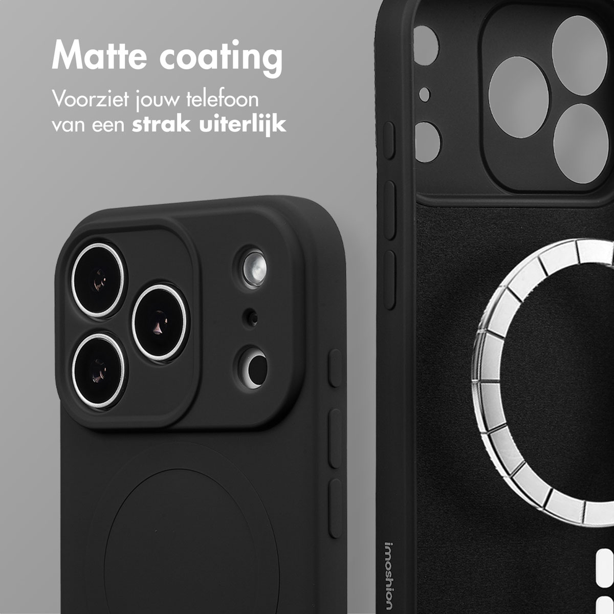Close-up van een zwarte telefoonhoes met een matte afwerking. De hoes heeft camera-uitsparingen en een cirkelvormige magnetische ring.