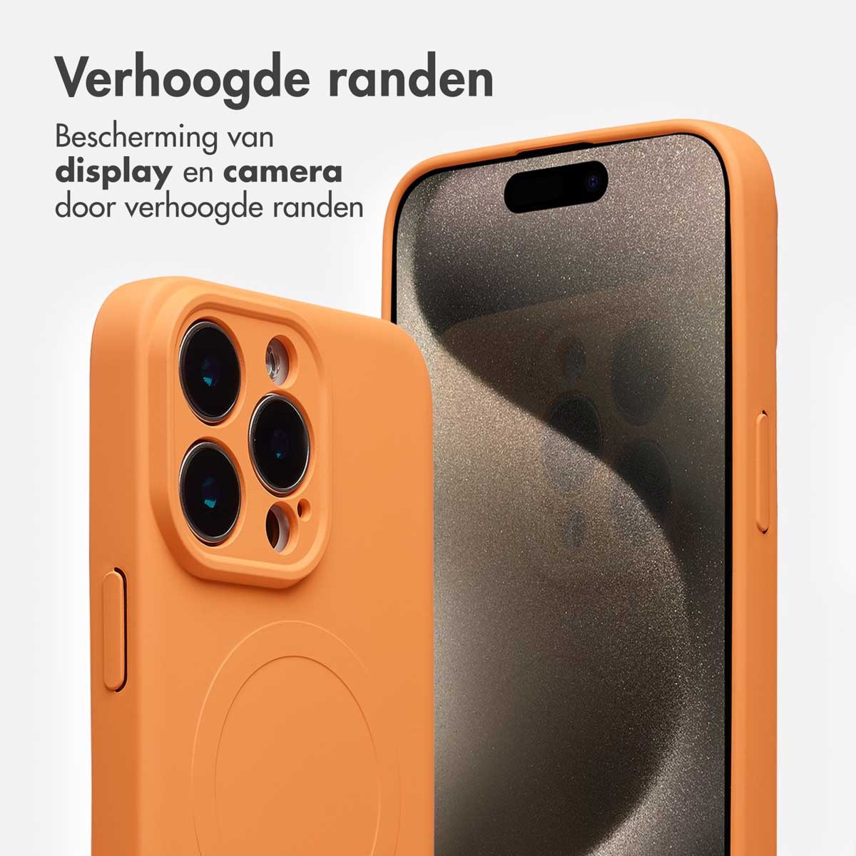 Twee oranje telefoonhoesjes. Eén met zichtbare cameralenzen, de ander toont het scherm. Tekst in het Nederlands.