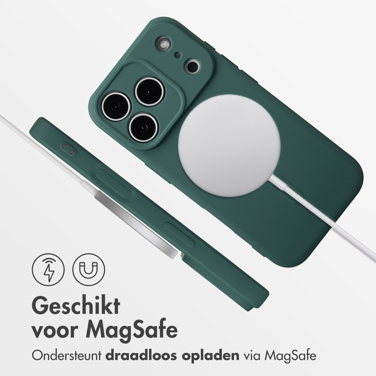 Een groene telefoonhoes met een witte MagSafe-oplader. De hoes en oplader liggen op een wit oppervlak. Tekst geeft MagSafe-compatibiliteit aan.