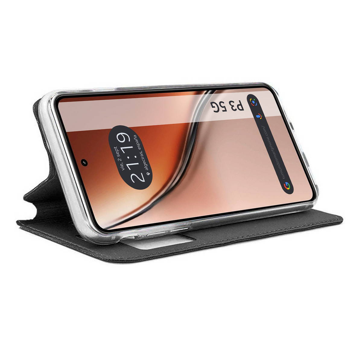 Uno smartphone in una custodia nera mostra ora, data e barra di ricerca, con logo 5G. La custodia è aperta.