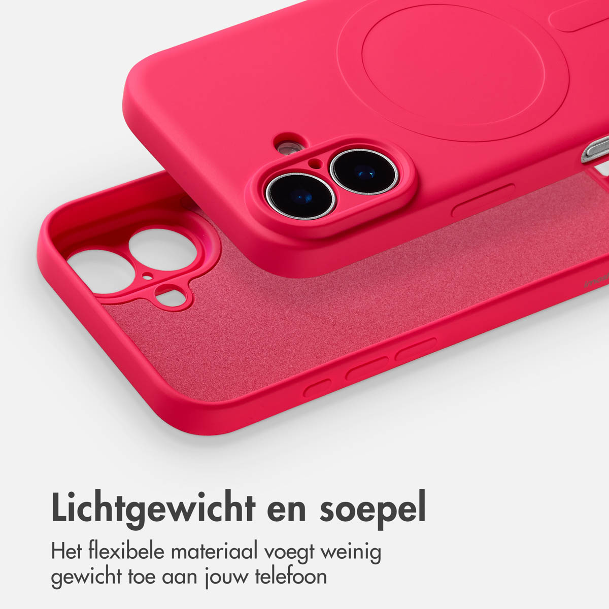 Gros plan sur une coque de téléphone rose vif, en deux parties. La coque est sur une surface blanche et possède un espace pour l'appareil photo et les boutons.