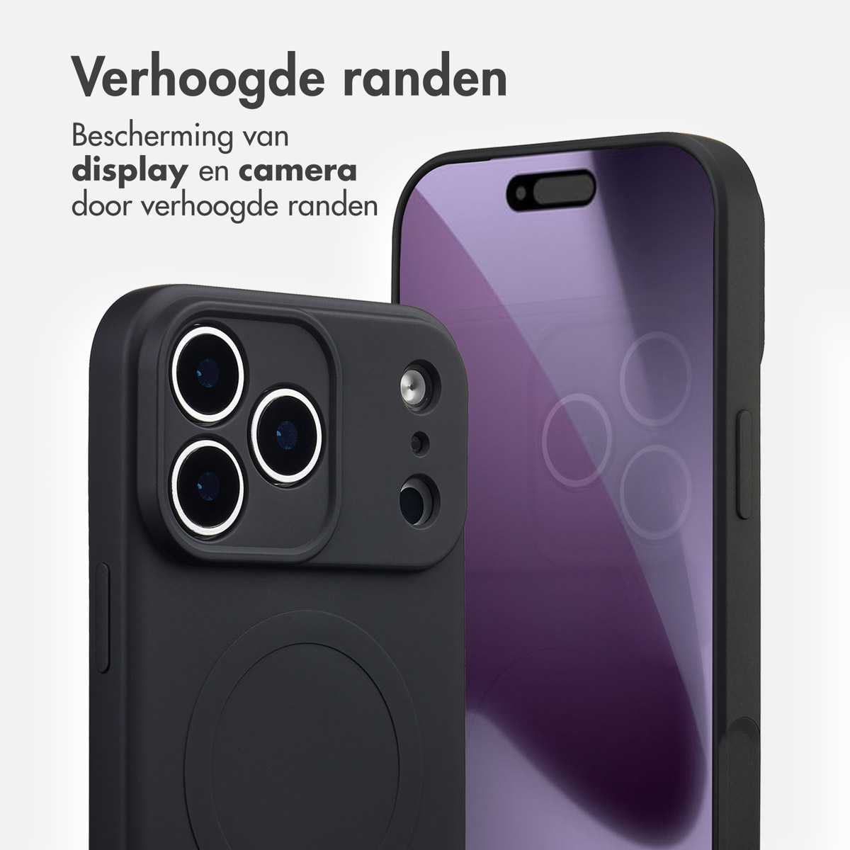 Zwarte telefoonhoes met verhoogde randen. De hoes heeft een camera-uitsparing met drie lenzen en een cirkelvormig element. Er is een telefoon achter te zien.