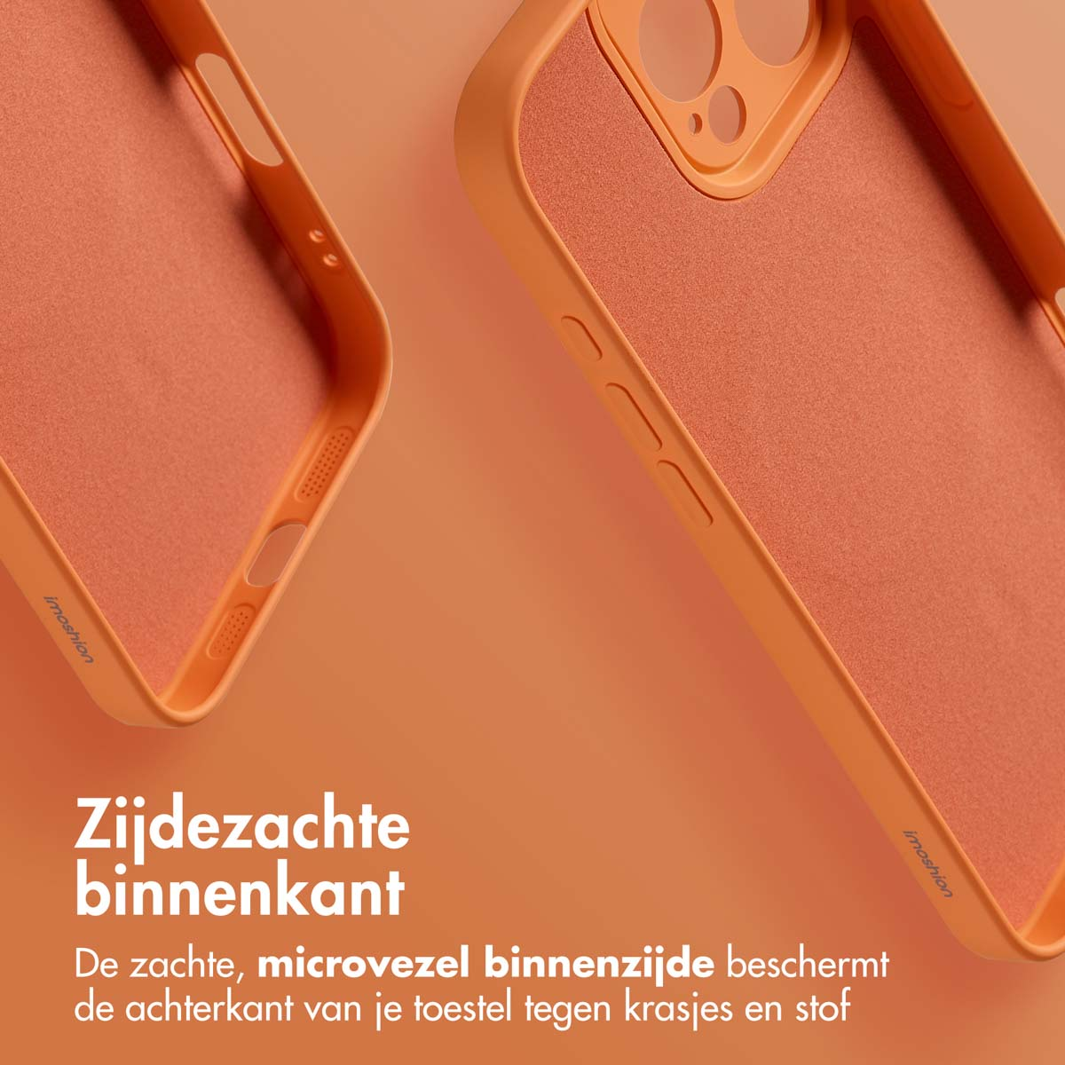 Close-up van twee oranje telefoonhoesjes. De hoesjes hebben een zachte microvezel binnenvoering en zijn ontworpen om te beschermen tegen krassen en stof.