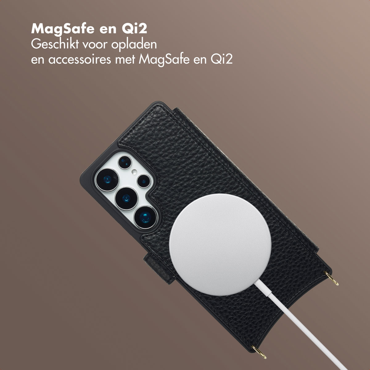 Een zwarte telefoonhoes met een witte MagSafe-oplader. De telefoon heeft meerdere cameralenzen. De achtergrond is bruin.