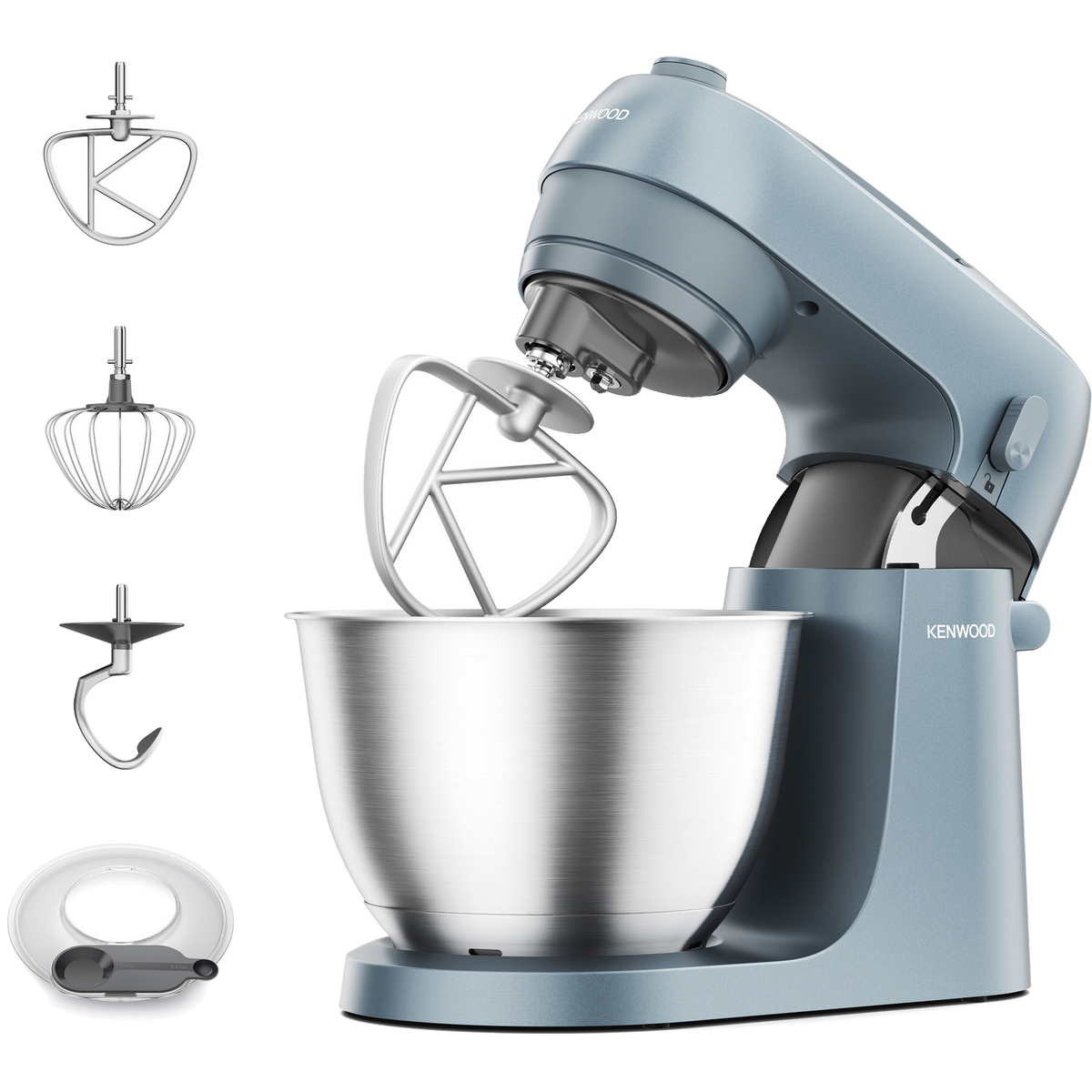Ein Kenwood-Küchenmixer mit Aufsätzen und einer Edelstahlschüssel. Der Mixer ist blau. Aufsätze: Schneebesen, Haken, Schläger.