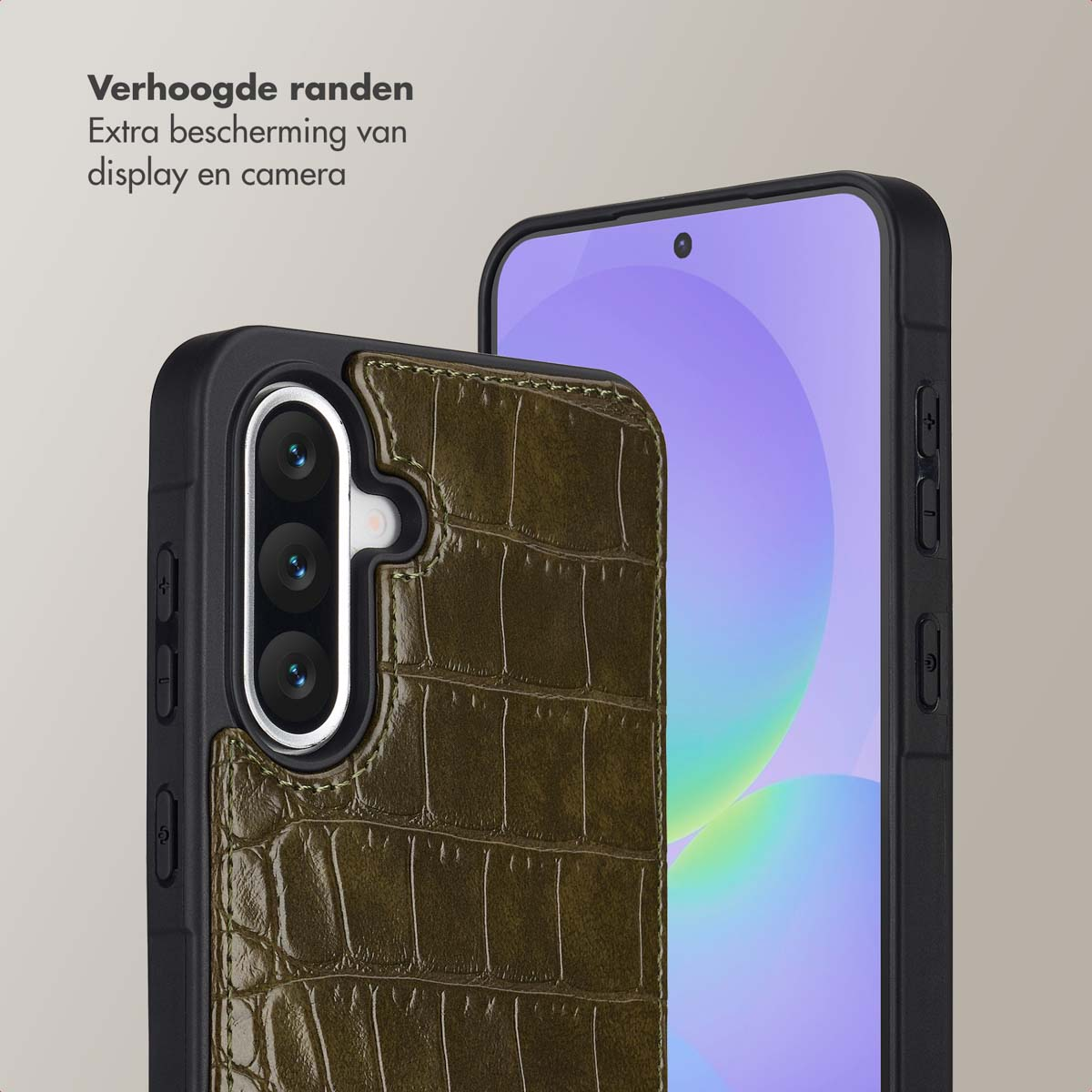 Une coque de téléphone avec une finition texturée en simili cuir vert olive. L'écran du téléphone est visible.