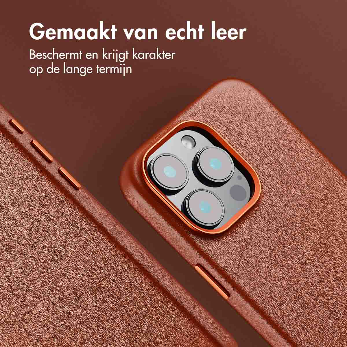 Close-up van een bruine leren telefoonhoes met drie cameralenzen. Tekst: Gemaakt van echt leer.