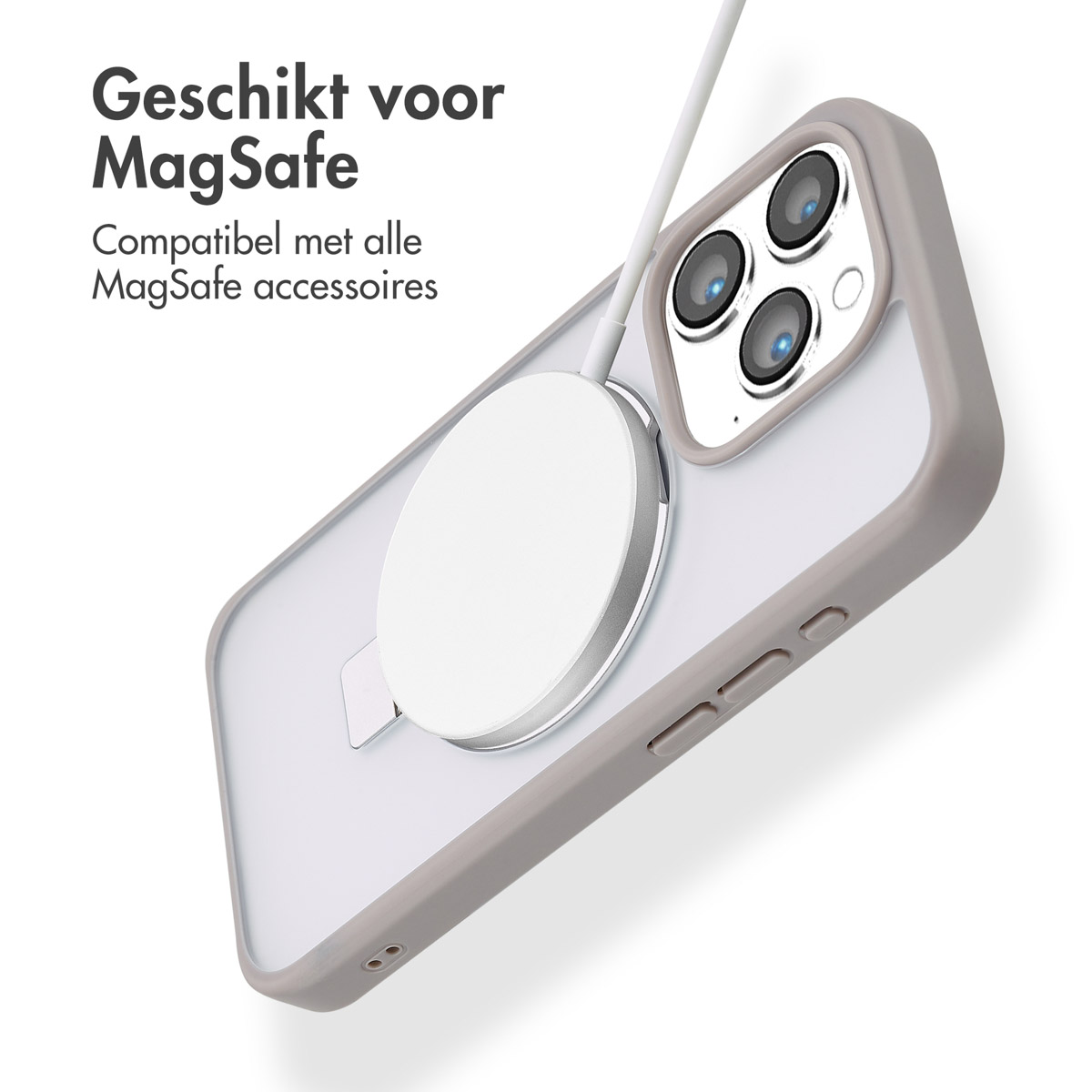 Een iPhone met een grijze hoes, een witte MagSafe-oplader en de camera zichtbaar. Tekst: 'Geschikt voor MagSafe'.