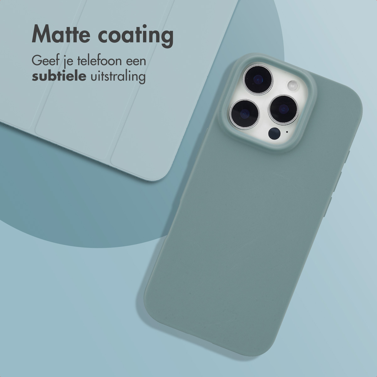 Een telefoonhoesje en een tablet op een blauw oppervlak. De hoes is groen en heeft camera's. Tekst zegt 'Matte coating'.