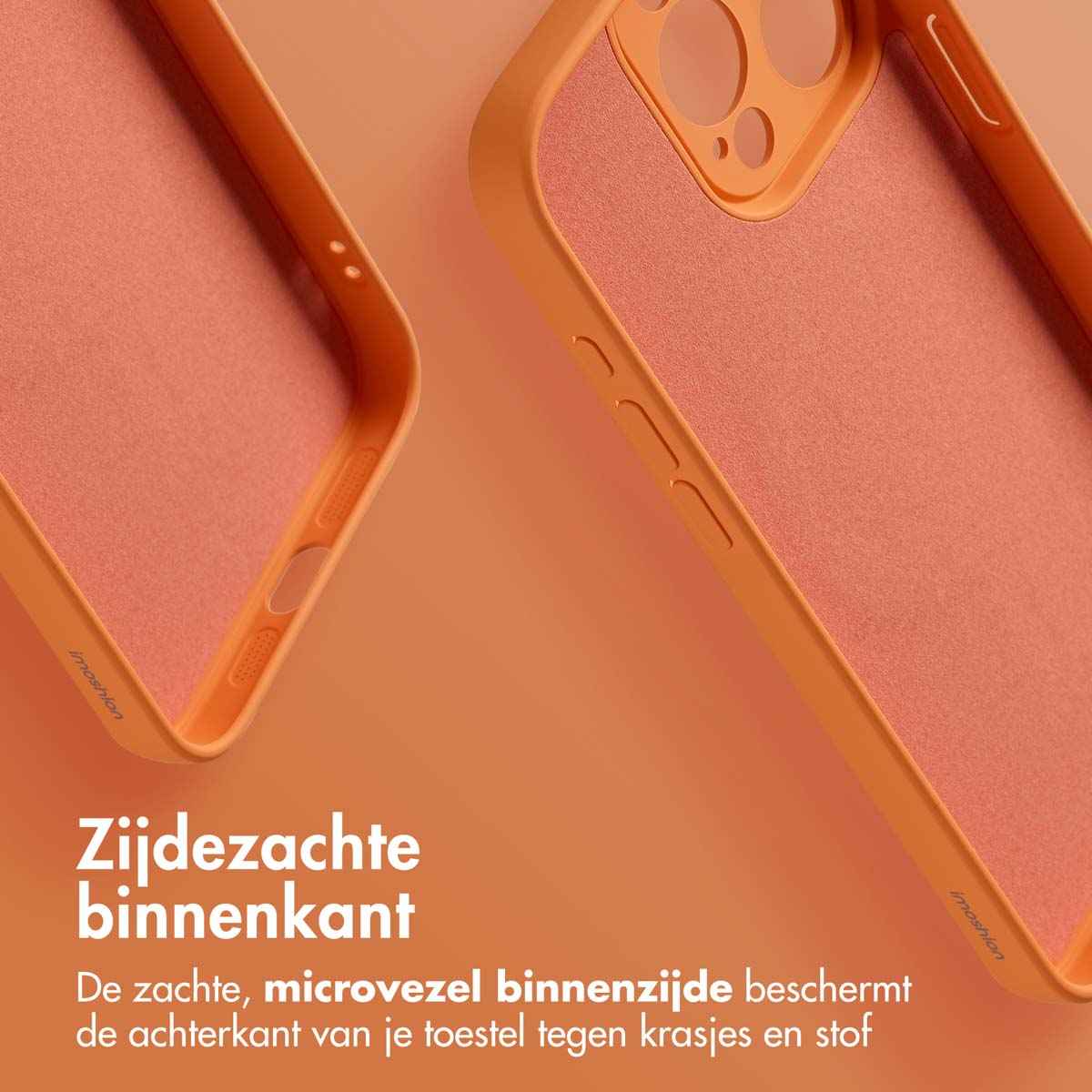 Oranje telefoonhoes binnenkant met zachte, perzik kleurige microvezel. De hoes is schuin, toont details en merktekst.