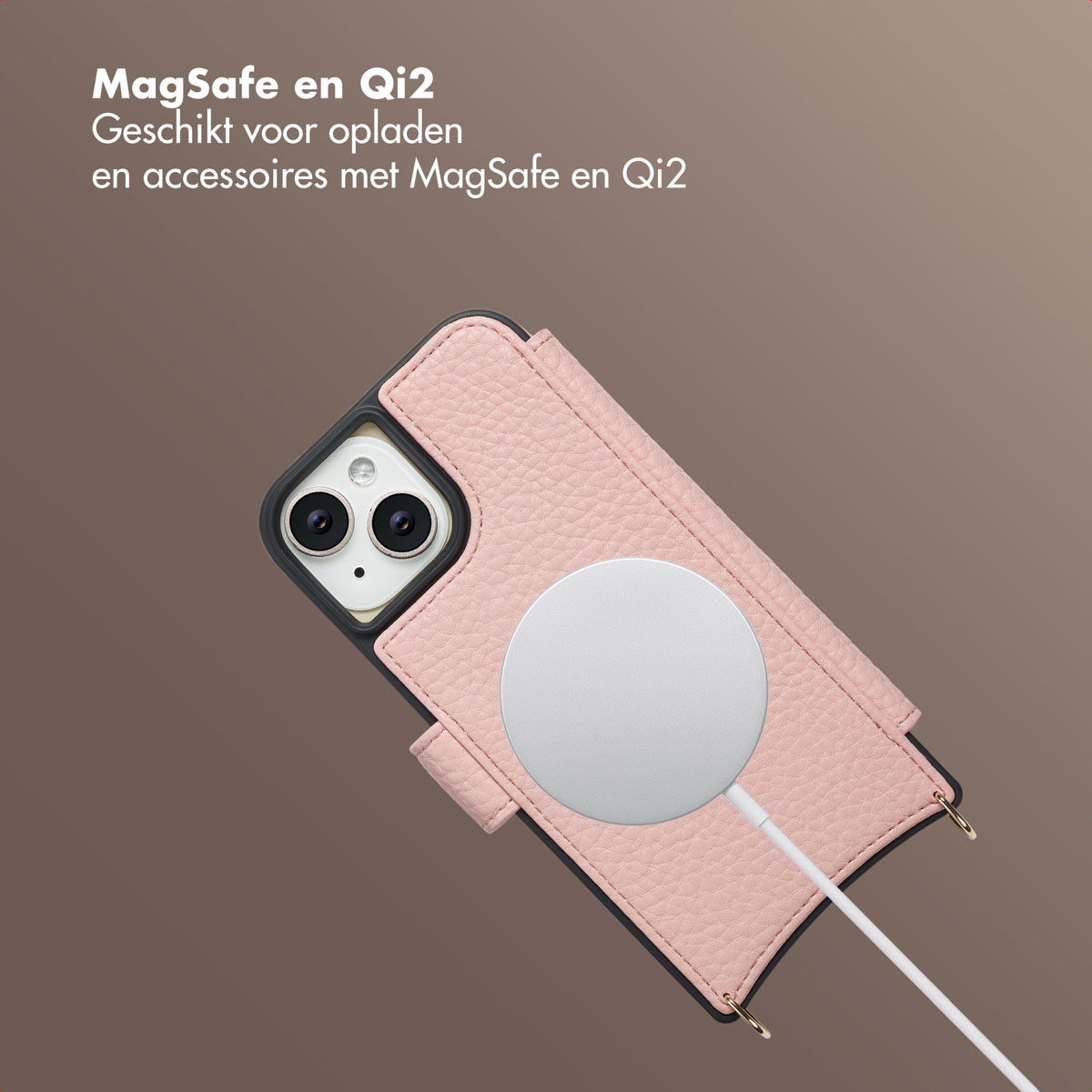 Een roze telefoonhoesje met een MagSafe-oplader. De hoes heeft een telefoon met twee camera's. Bruine achtergrond.