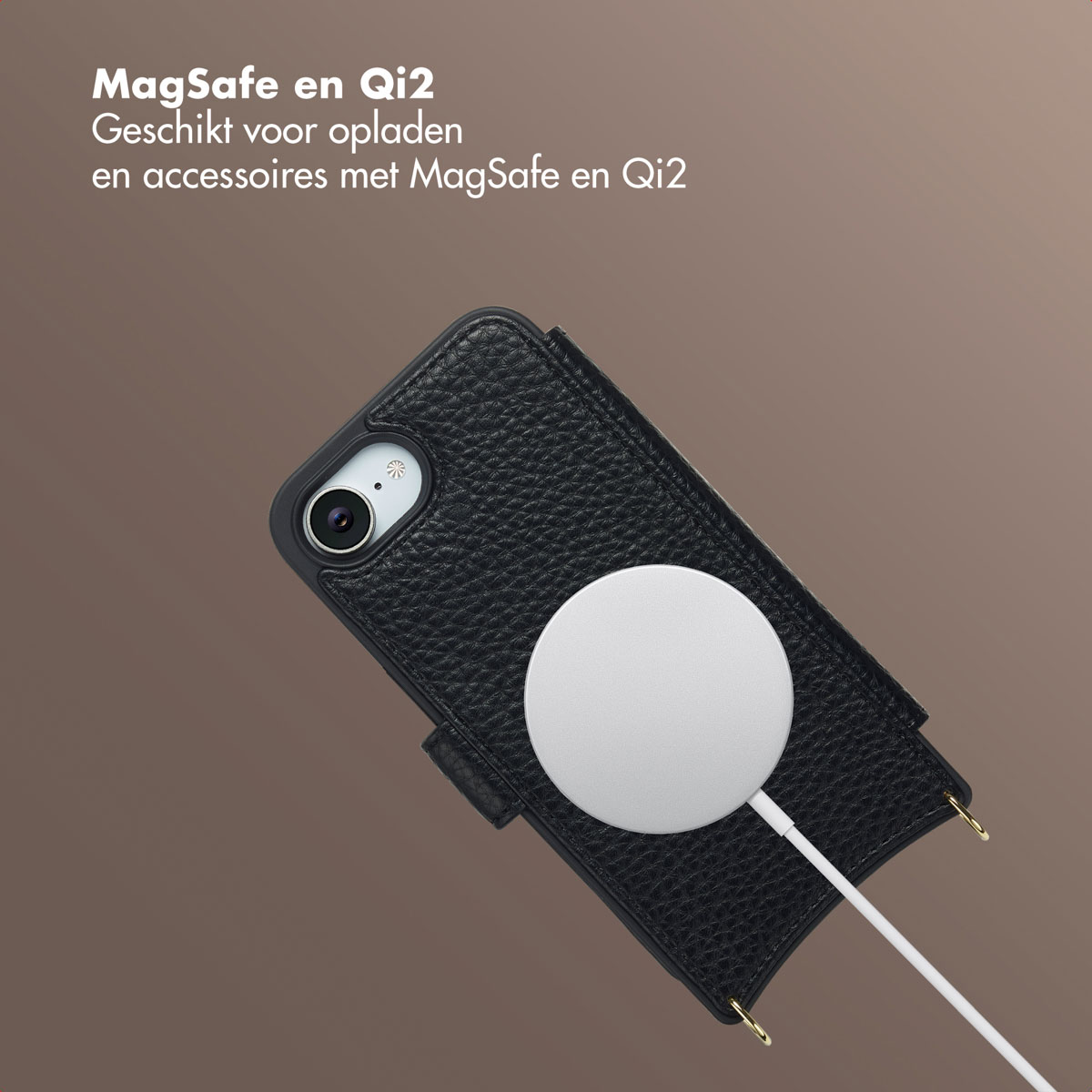 Una custodia per telefono in pelle nera con un caricatore MagSafe bianco attaccato. Sfondo marrone.