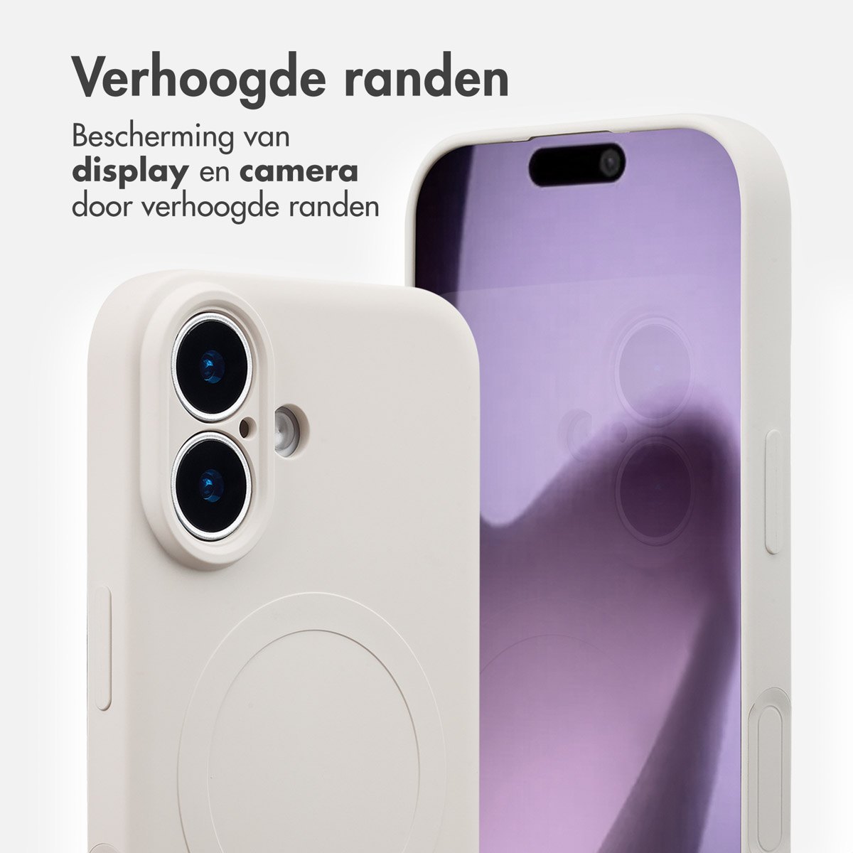 Close-up van twee telefoonhoesjes, één met zichtbare cameralenzen, de andere met een scherm. Beide zijn licht van kleur tegen een witte achtergrond.