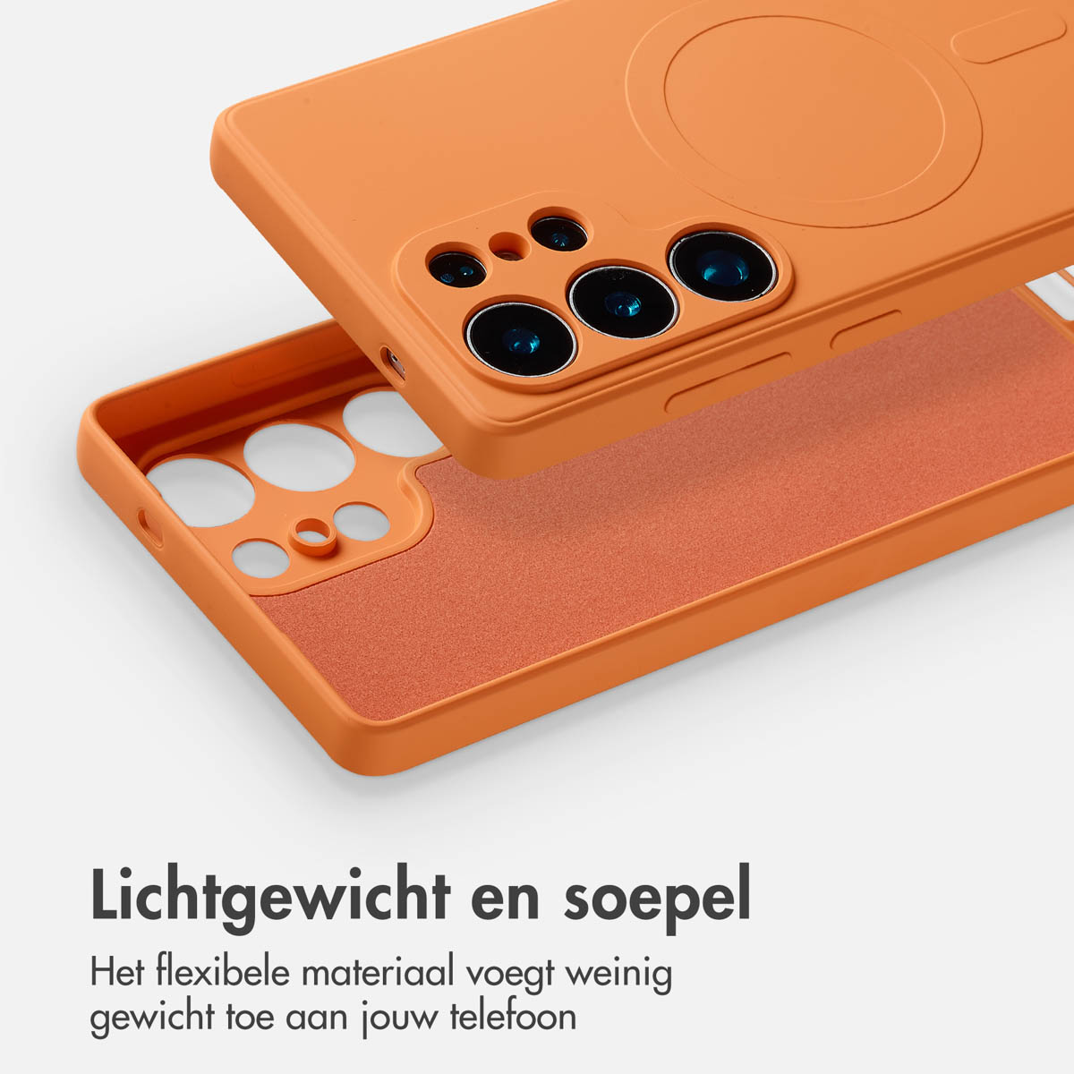 Oranje telefoonhoesje met camera-uitsparingen, gescheiden van de basis, toont de binnenstructuur. Achtergrond is wit.