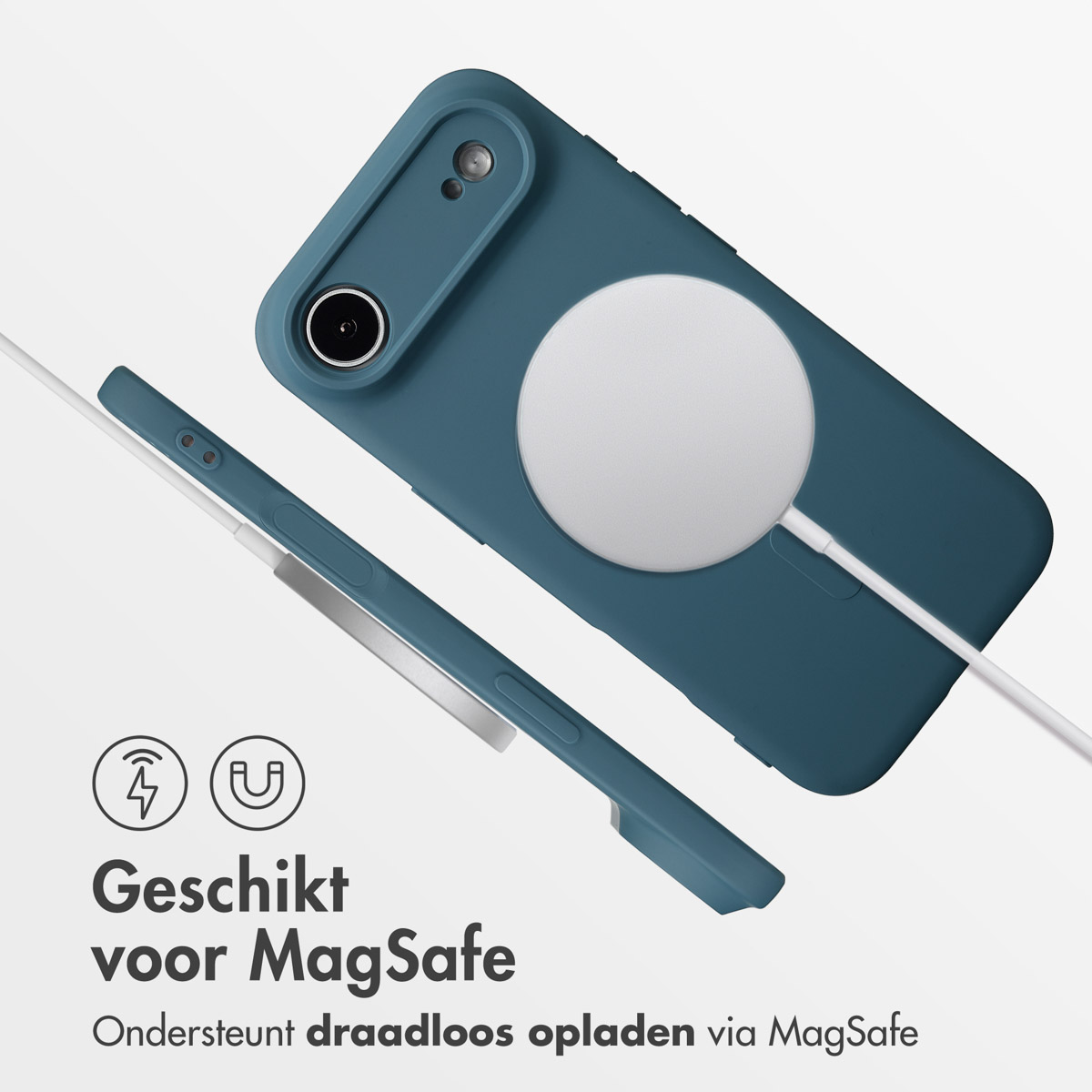 Een blauwgroene telefoonhoes met een witte MagSafe-oplader en een witte kabel. Tekst: 'Geschikt voor MagSafe', draadloos opladen.