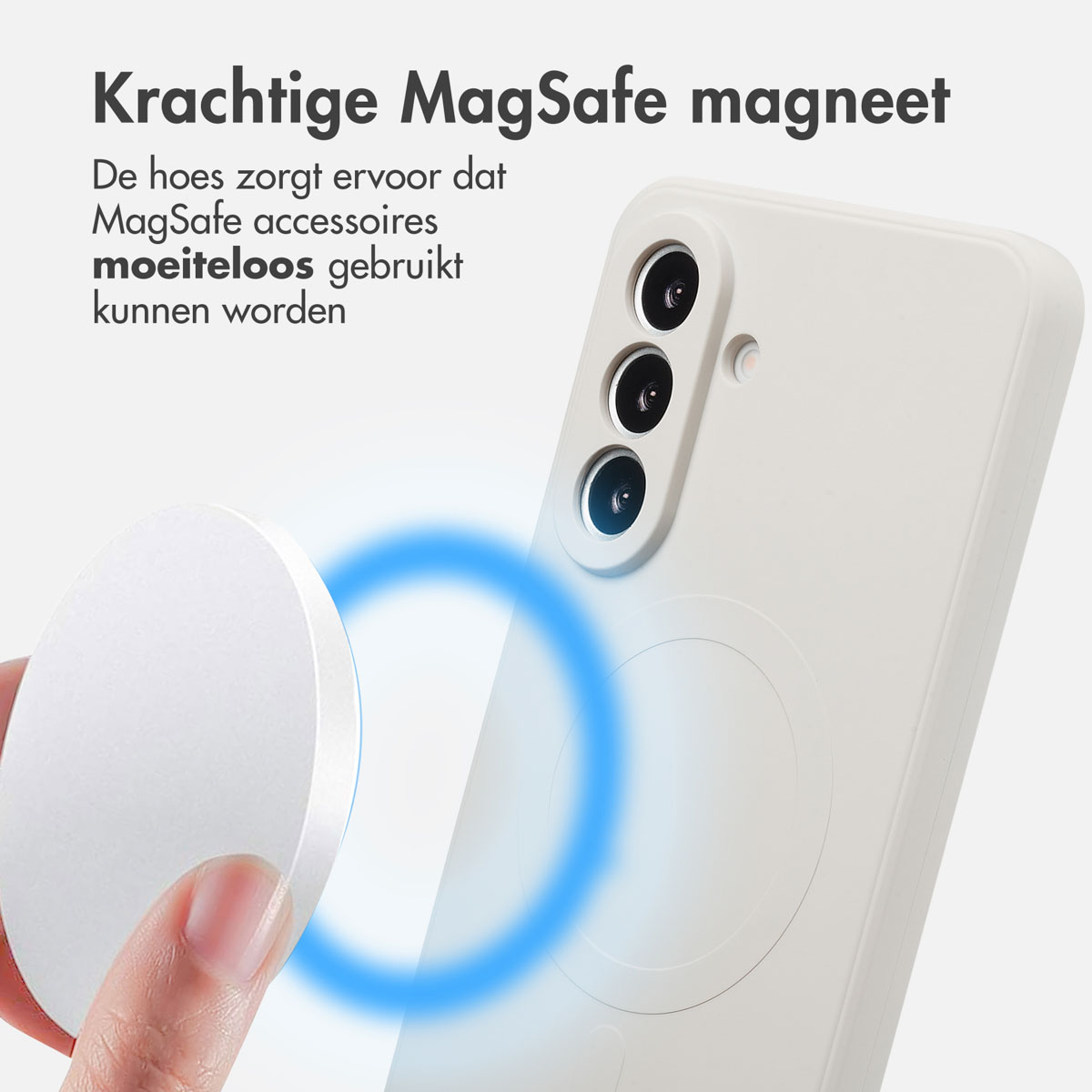 Een witte telefoonhoes met drie cameralenzen. Een cirkelvormige witte magnetische accessoire wordt bij de case gehouden.