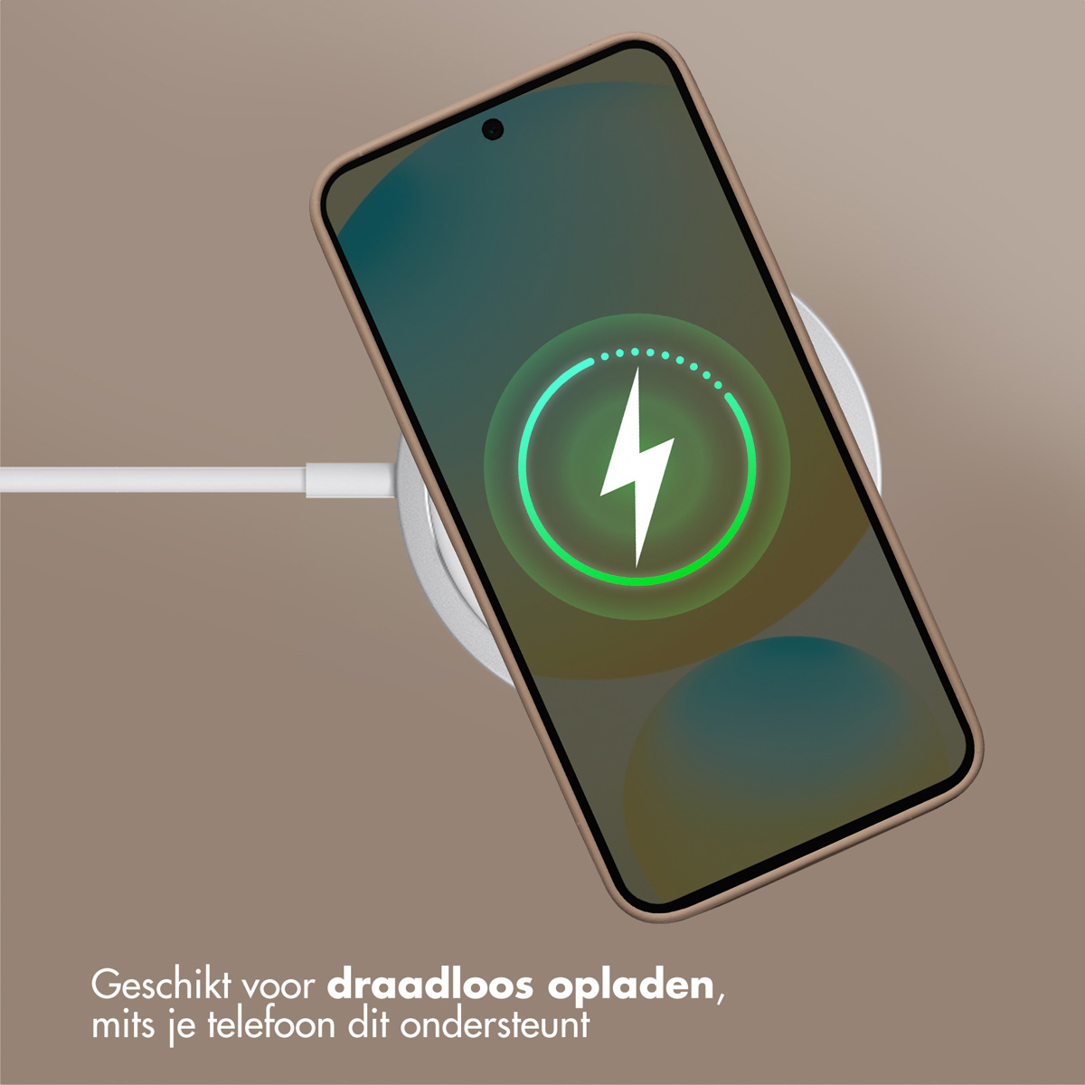 Un téléphone se charge sans fil sur un socle. L'écran affiche un éclair. Un câble est connecté au socle.