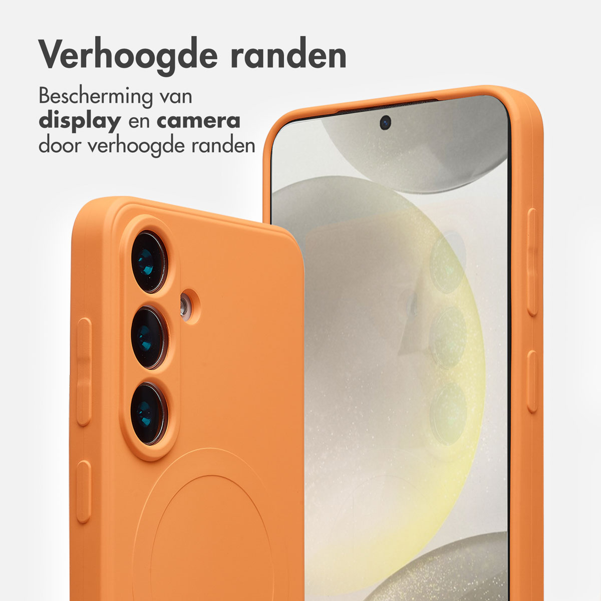 Twee oranje telefoonhoesjes. Eén met cameralenzen, de andere toont het scherm. Tekst: 'Verhoogde randen' en 'Bescherming'.