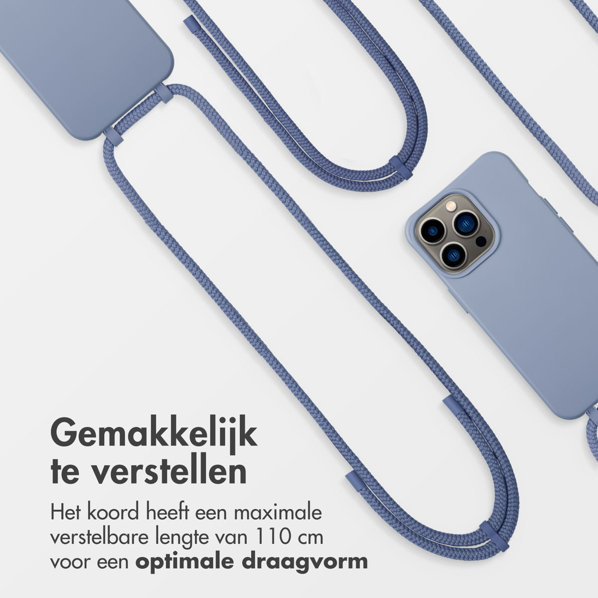 Een close-up van een blauwe telefoonhoes met een bijpassend koord, gedeeltelijk zichtbaar. Tekst in het Nederlands: 'Gemakkelijk aan te passen'.