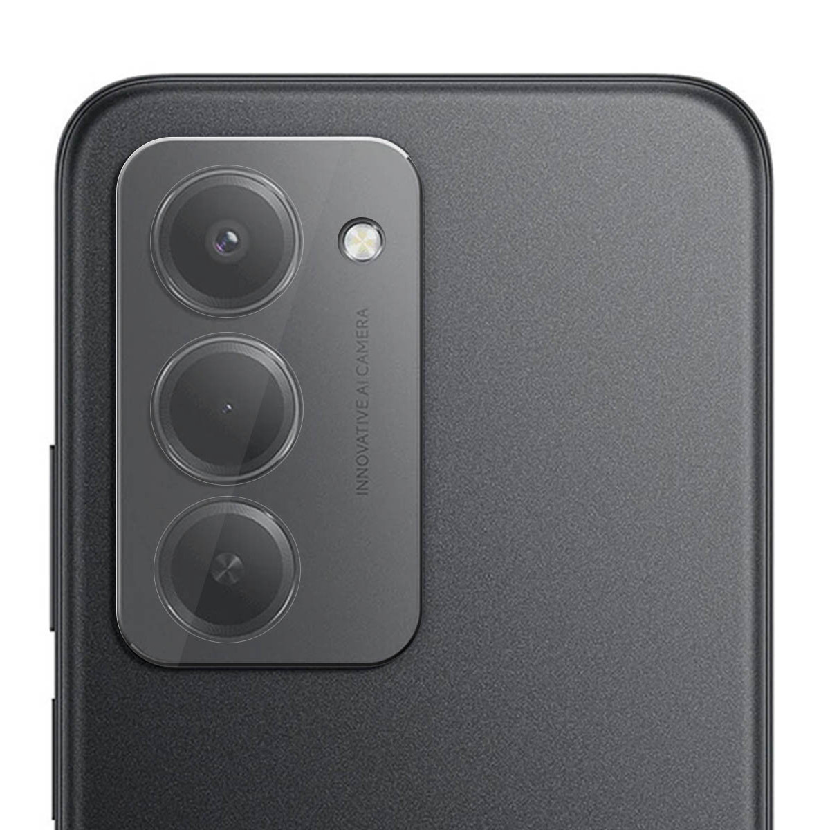 Primo piano della parte posteriore di uno smartphone grigio scuro. Presenta un modulo fotocamera con tre obiettivi e un flash. La superficie del telefono è strutturata.