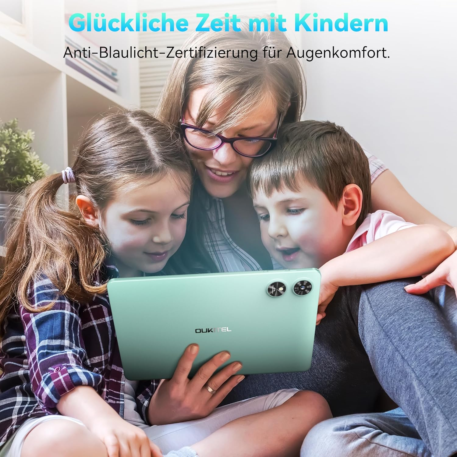 Una donna e due bambini guardano un tablet. Il tablet è verde chiaro. Il testo in tedesco dice: "Tempo felice con i bambini".