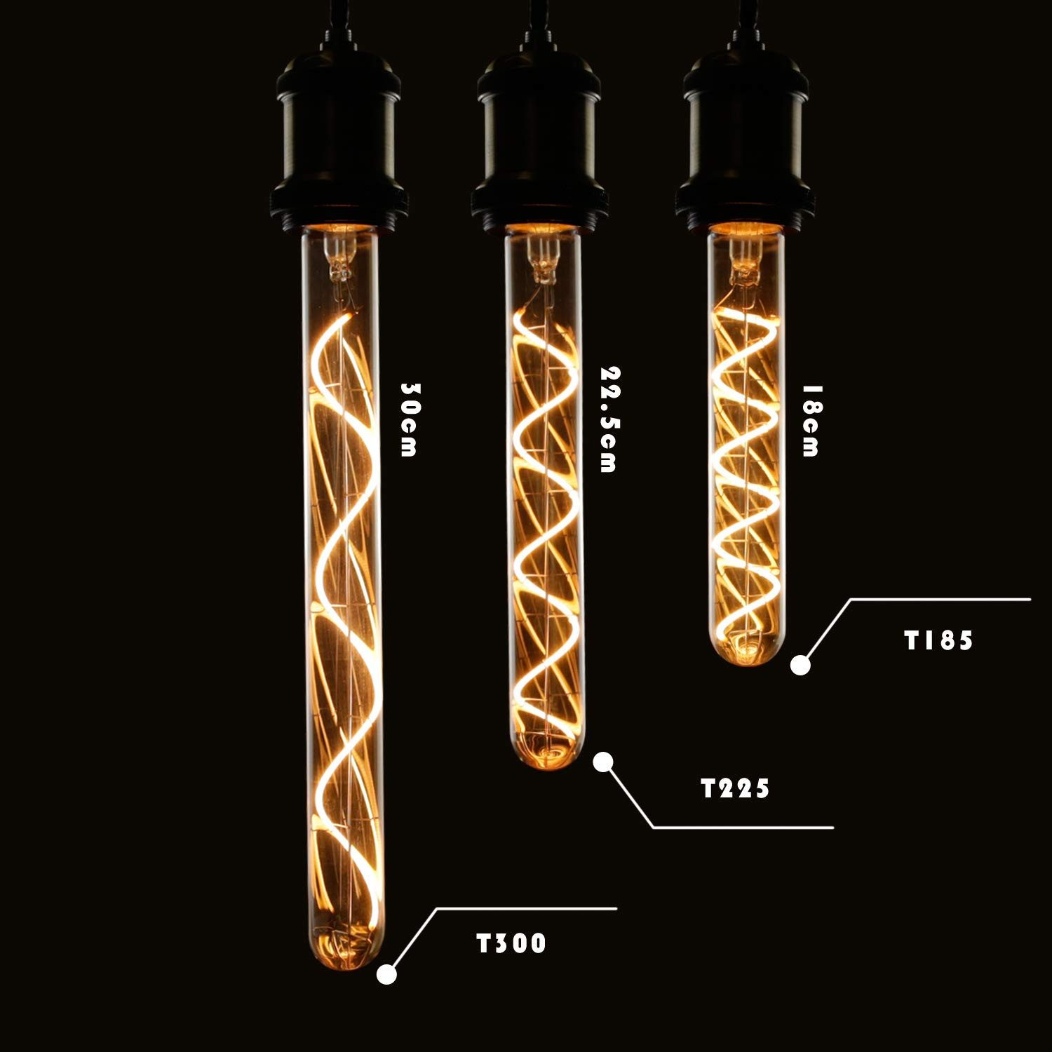 Tre lampadine Edison di diverse dimensioni sono appese su sfondo nero. Le lampadine sono etichettate con le loro dimensioni e numeri di modello.