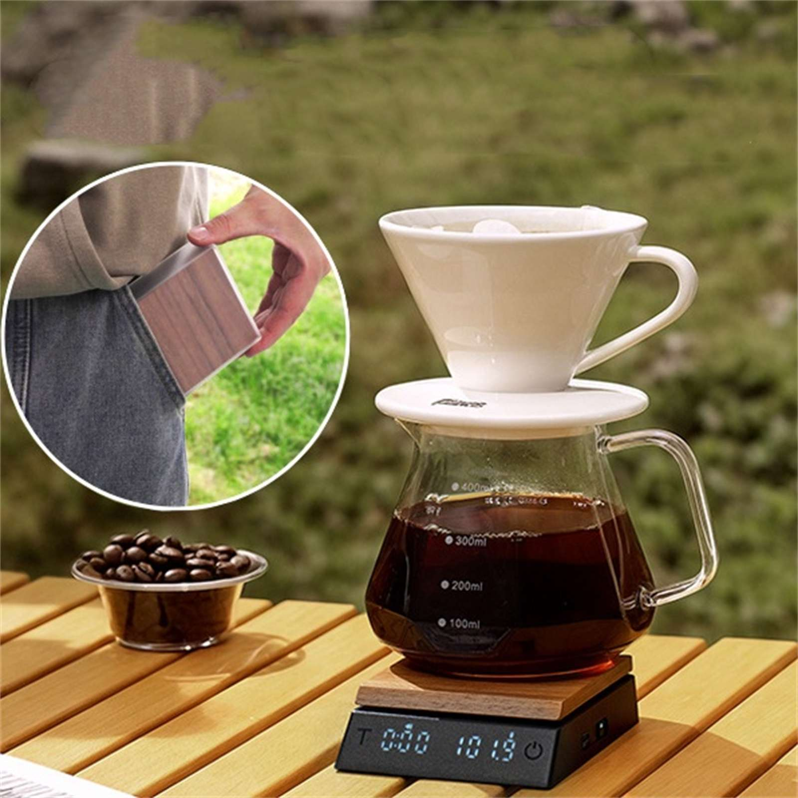 Kaffeezubereitung: Dripper, Karaffe, Waage und Bohnen. Eine Person hält einen Holzgegenstand. Alles auf einem Holztisch.