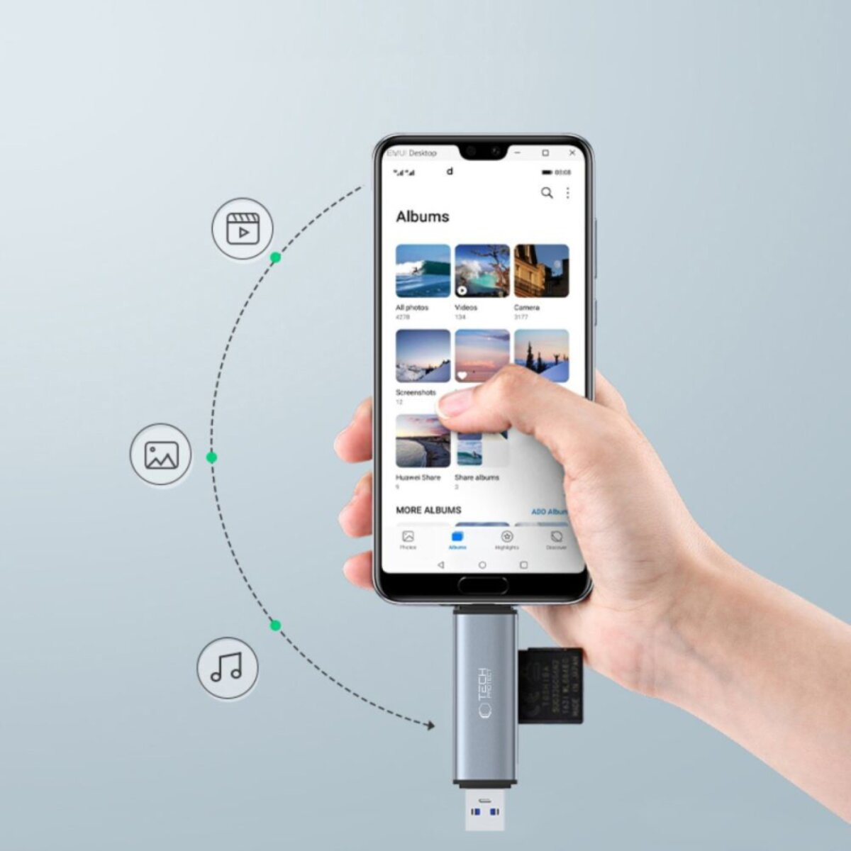 Una mano tiene uno smartphone che mostra album fotografici. Un'unità USB è collegata. Icone e una linea tratteggiata sullo sfondo.