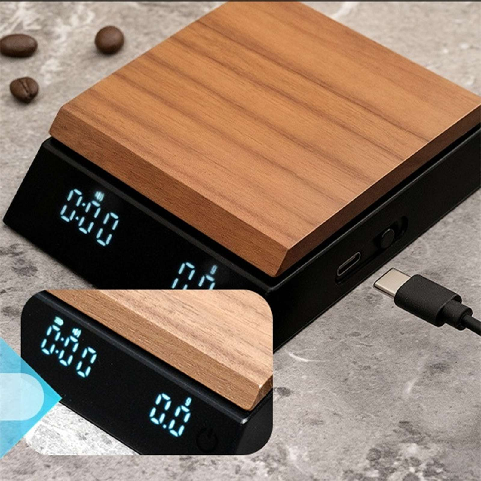 Digitalwaage mit Holzaufsatz und schwarzer Basis. Kaffeebohnen liegen auf der Oberfläche. Ein USB-C-Kabel ist angeschlossen.