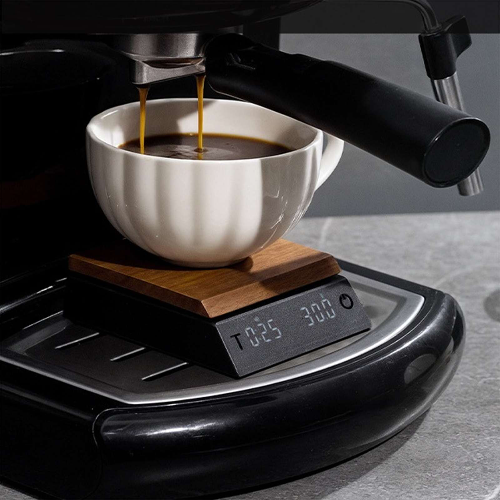 Kaffeezubereitung: Espresso fließt in eine weiße Tasse auf einer Waage. Maschine ist schwarz. Digitalanzeige zeigt Timer und Gewicht.