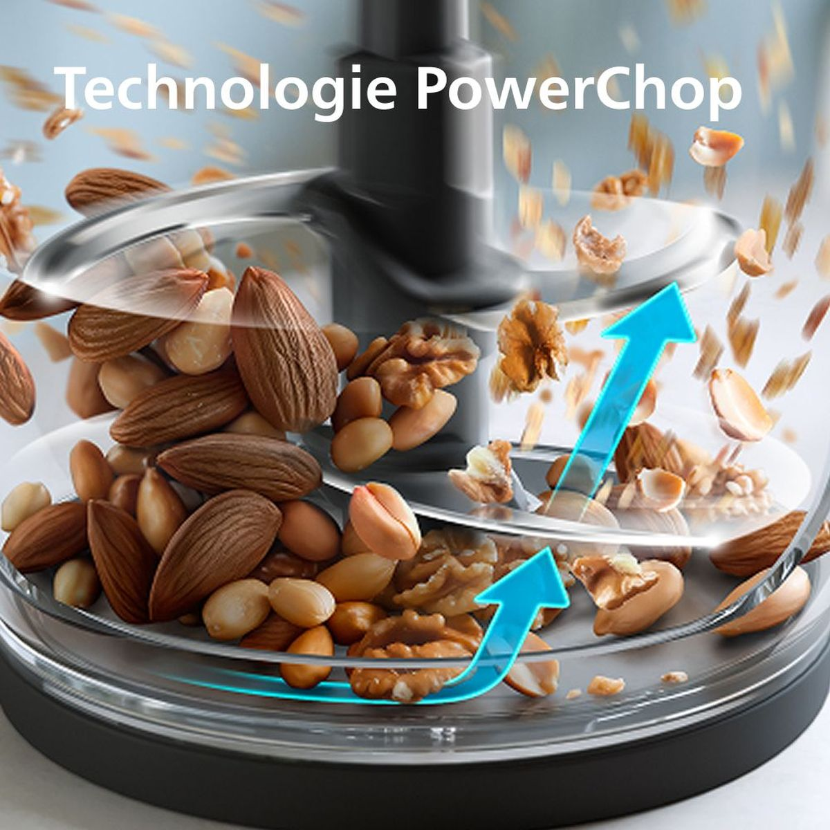 Ein Foodprozessor mit Nüssen im Inneren. Blaue Pfeile zeigen die Verarbeitungsrichtung. Der Text lautet 'Technologie PowerChop'.