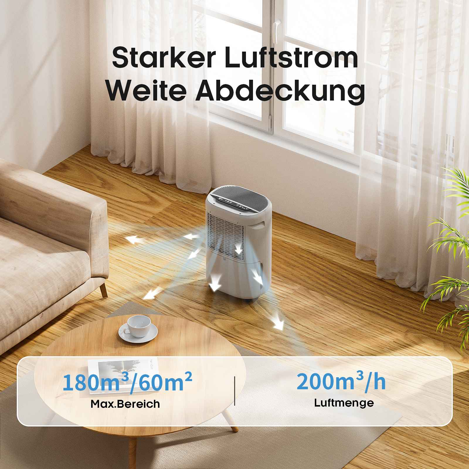 Ein weißer Luftreiniger in einem Raum mit Sofa, Couchtisch und Fenster. Pfeile zeigen den Luftstrom an.
