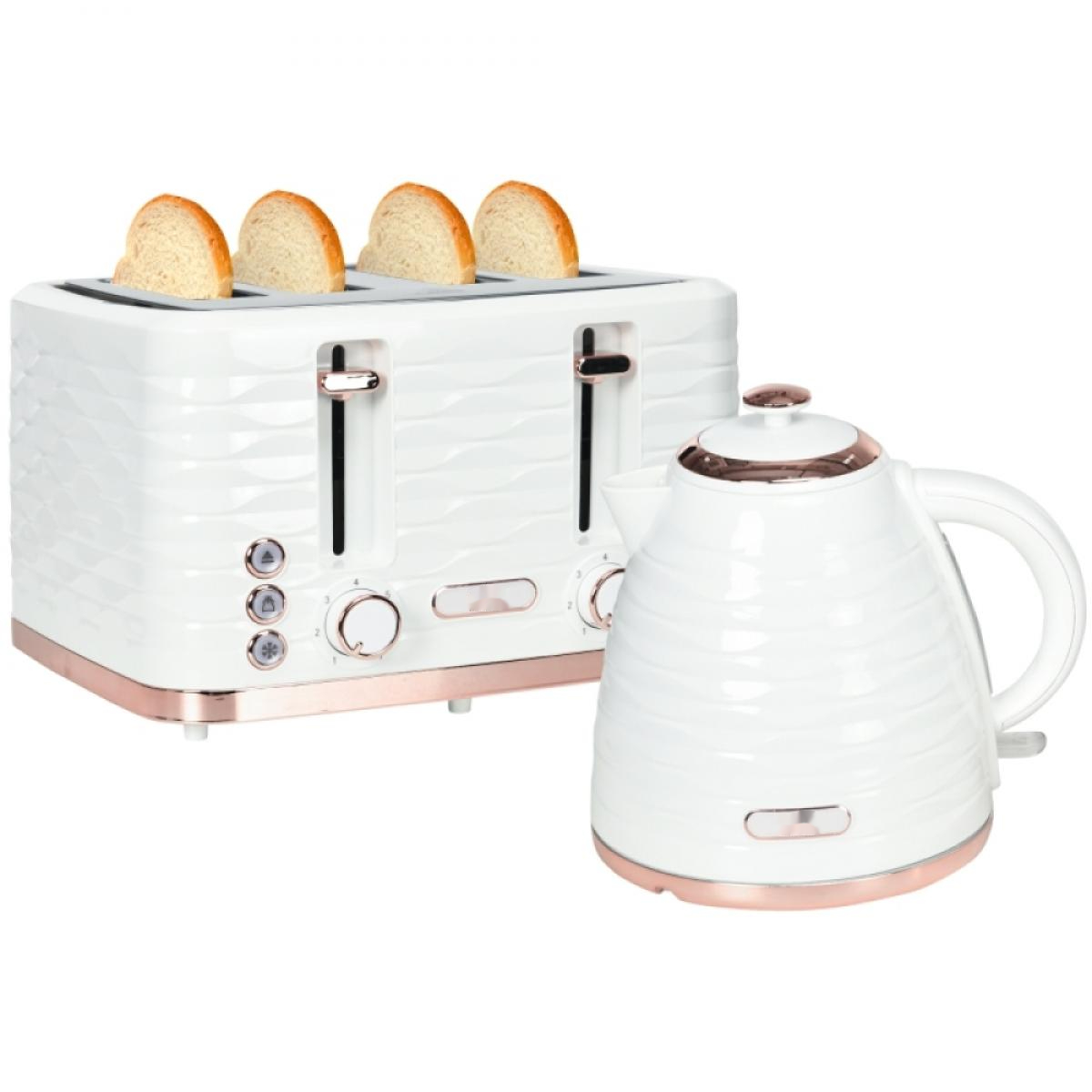 Ein weißer Toaster mit Brotscheiben und ein weißer Wasserkocher mit roségoldenen Akzenten stehen vor weißem Hintergrund.